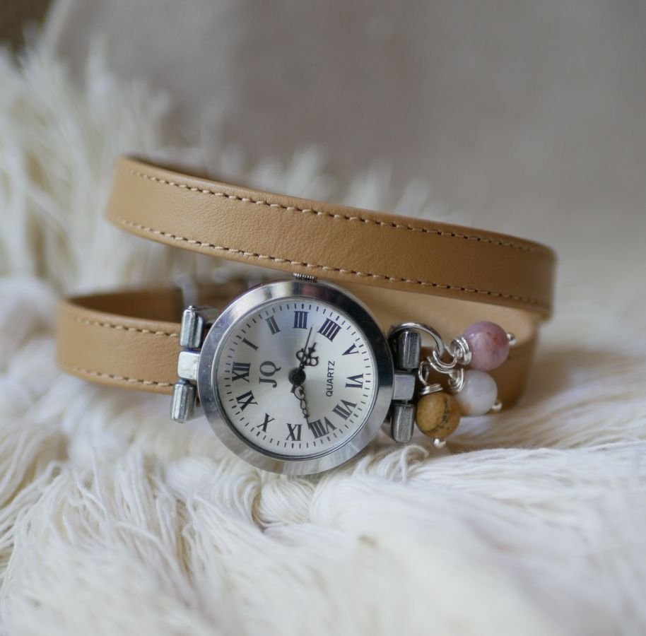 Leren armbandhorloge met camelkleurige kralen