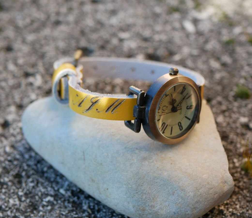 Lederen armbandhorloge met gegraveerde initialen