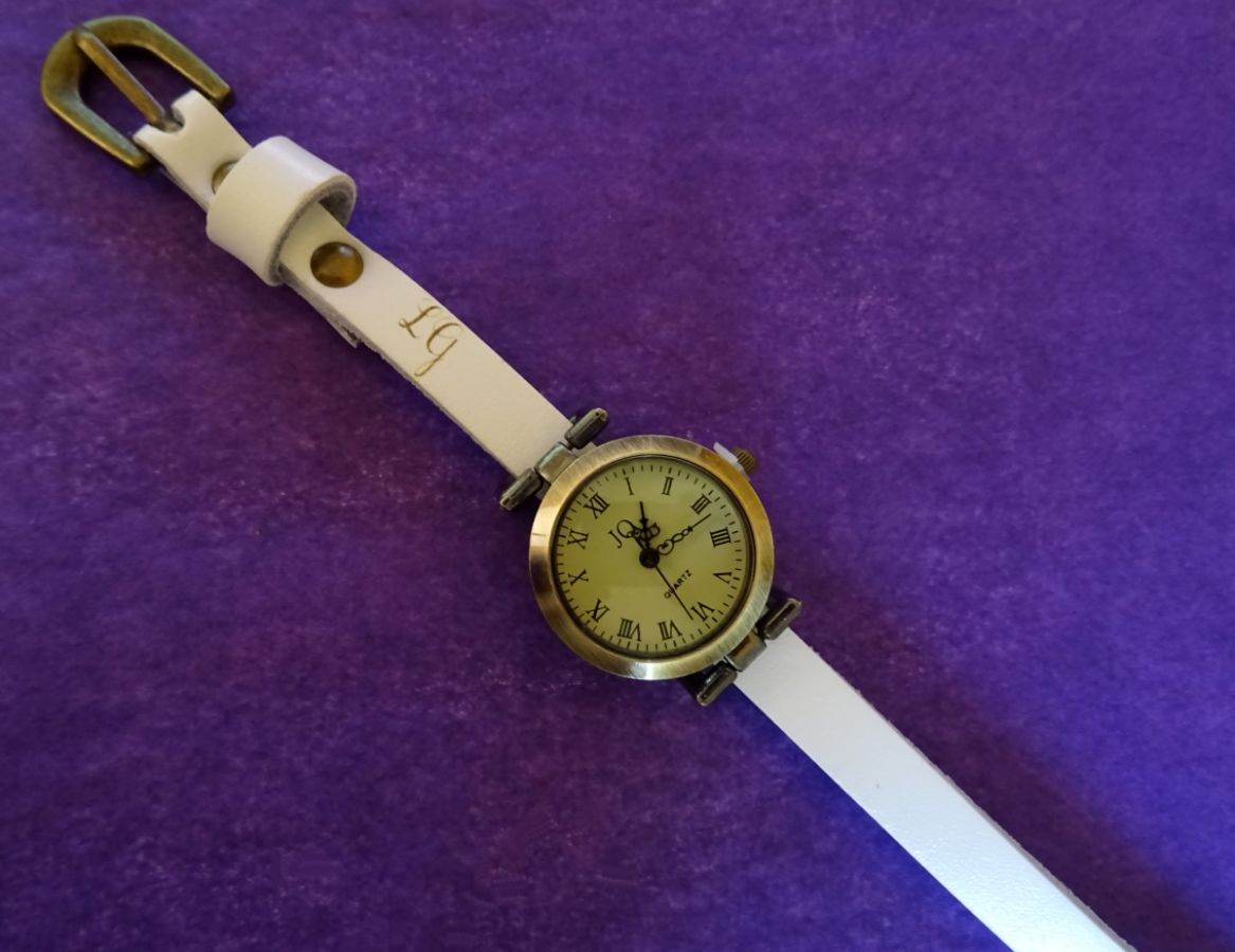 Lederen armbandhorloge met gegraveerde initialen
