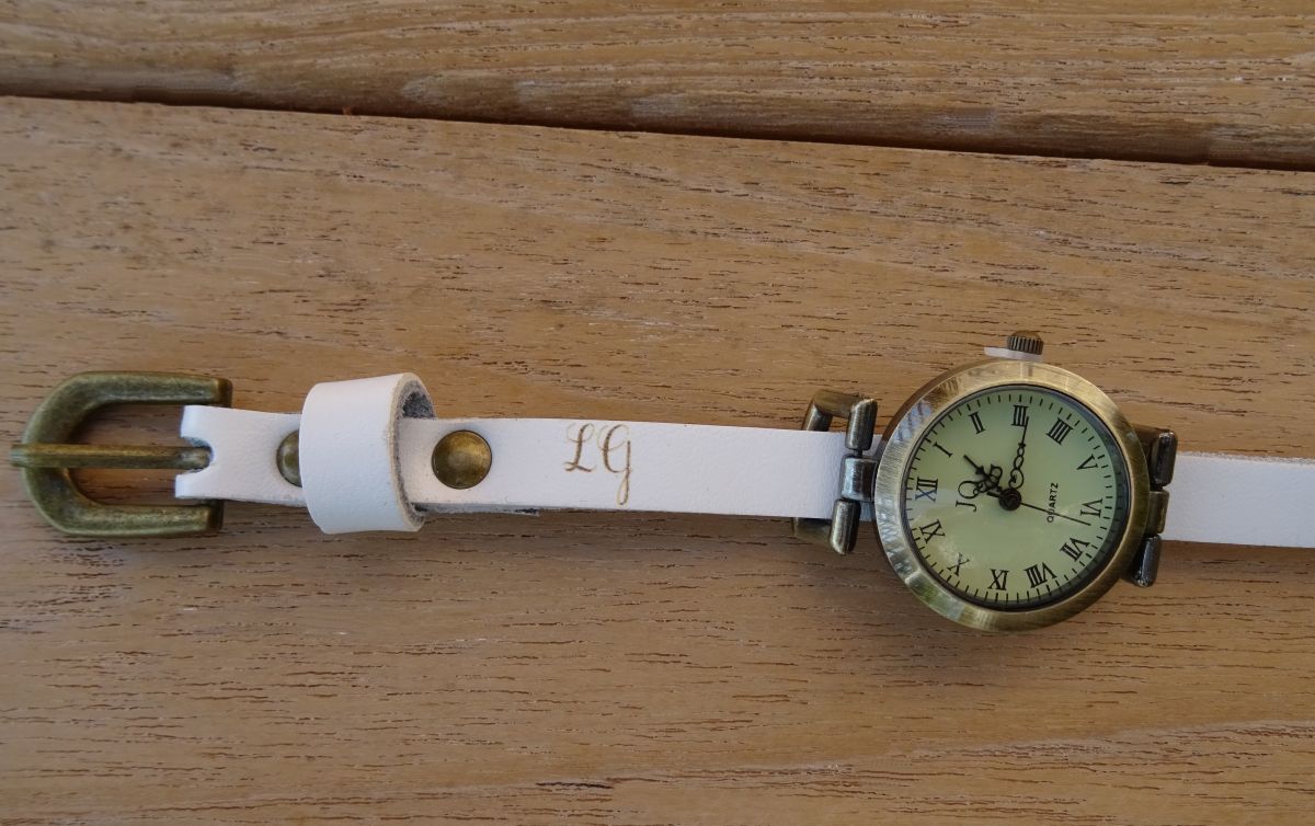Lederen armbandhorloge met gegraveerde initialen