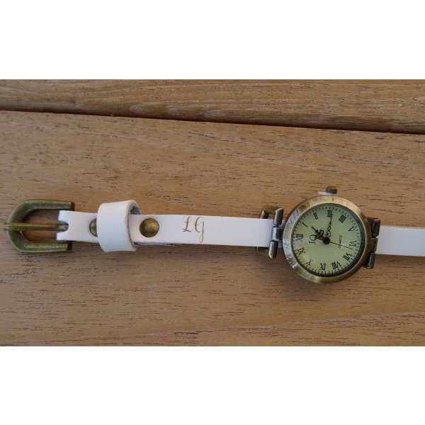 Lederen armbandhorloge met gegraveerde initialen