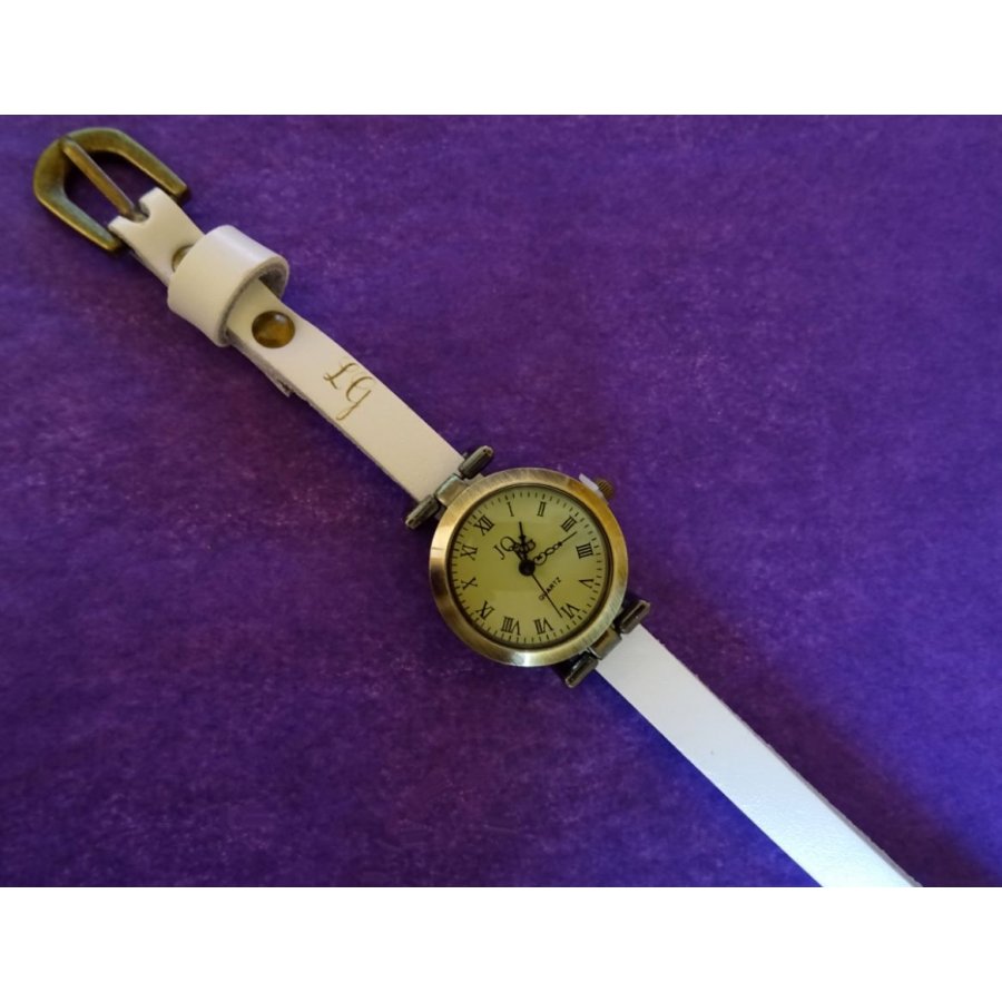 Lederen armbandhorloge met gegraveerde initialen