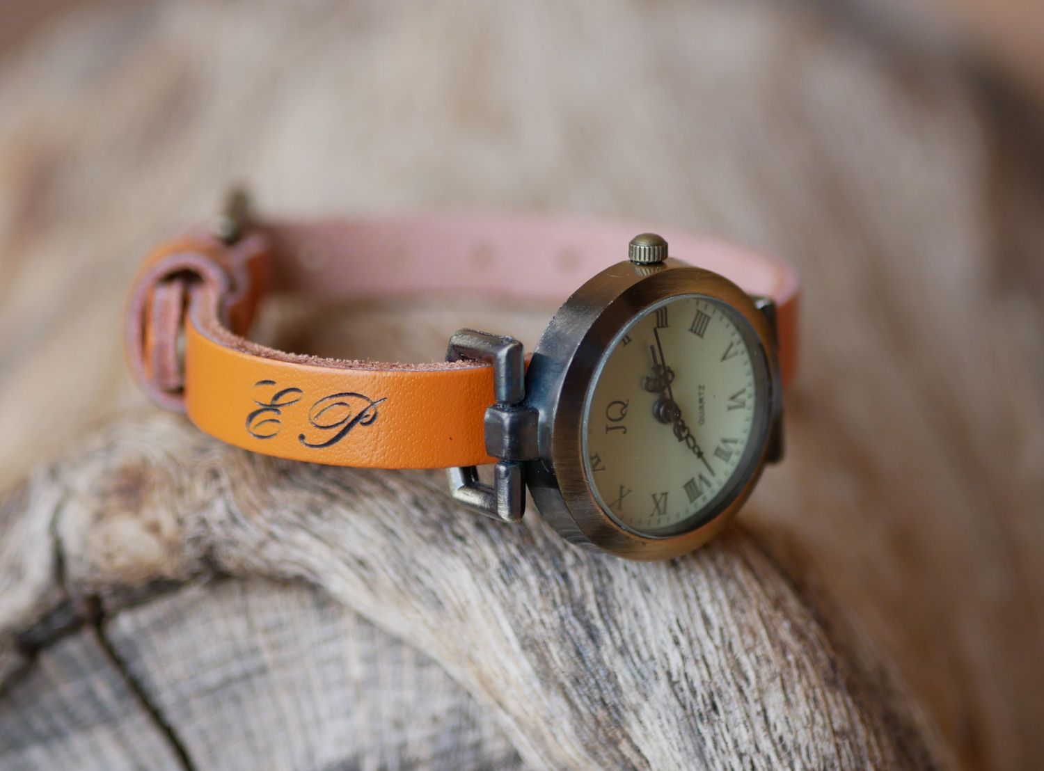 Lederen armbandhorloge met gegraveerde initialen