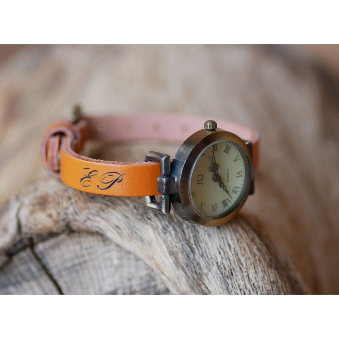Lederen armbandhorloge met gegraveerde initialen