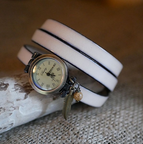 Lederen armband horloge 2 of 3 rondes met parel en hanger