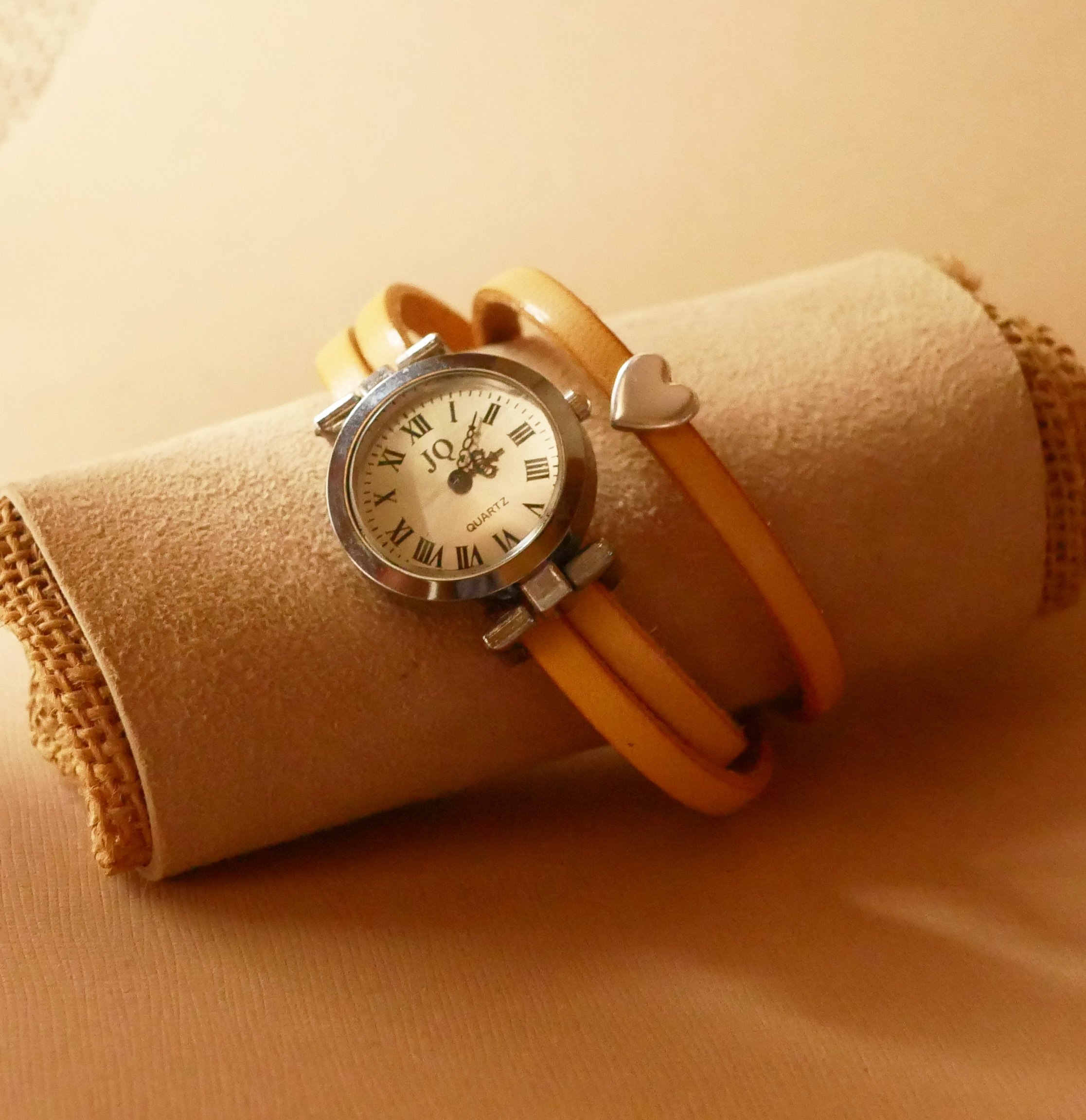 Horloge met 3-draaibare leren band en zilverkleurige wijzerplaat 