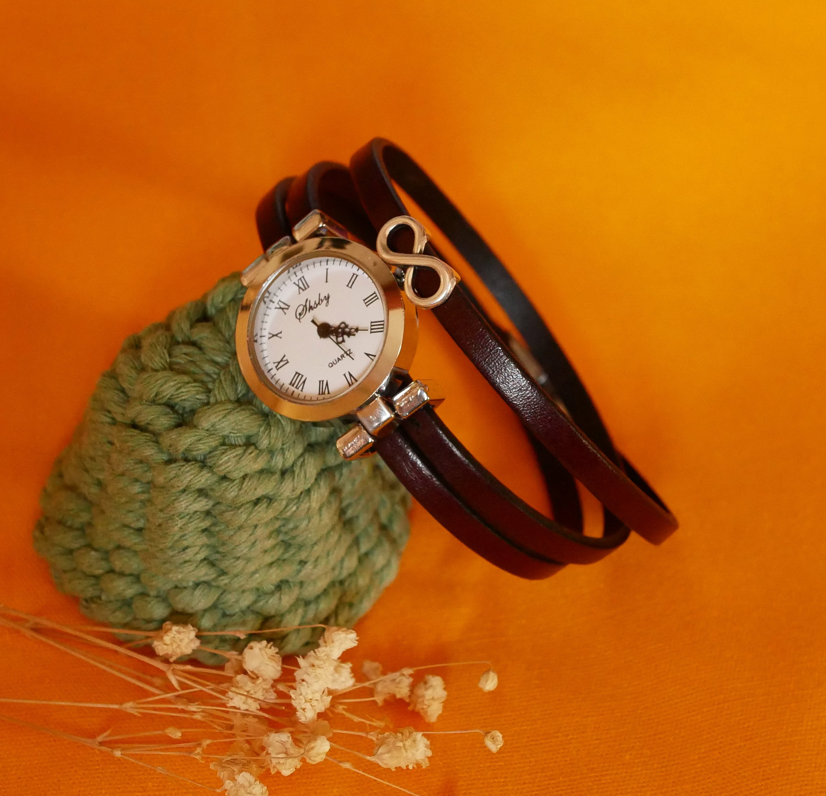 Horloge met 3-draaibare leren band en zilverkleurige wijzerplaat 