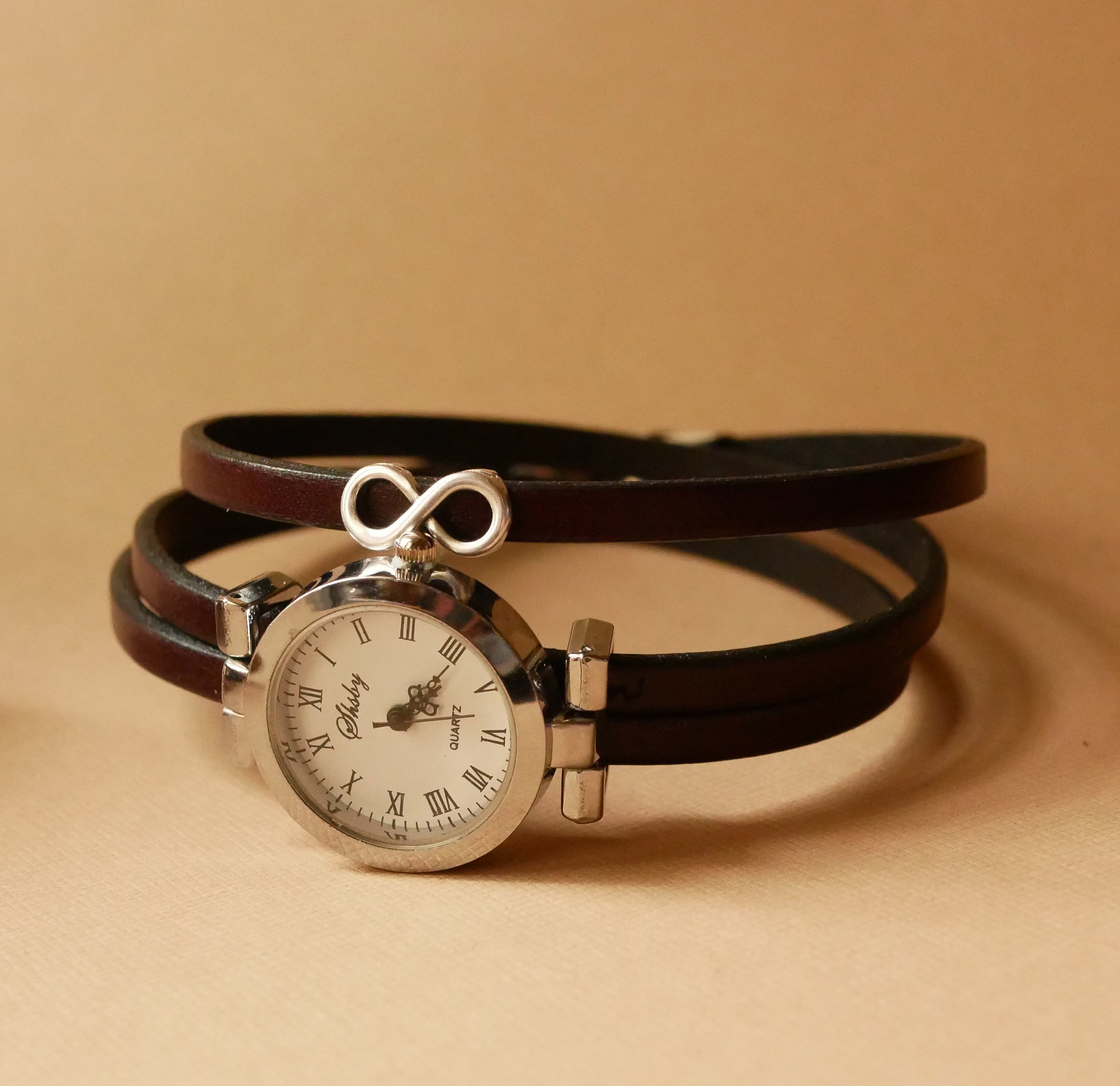 Horloge met 3-draaibare leren band en zilverkleurige wijzerplaat 