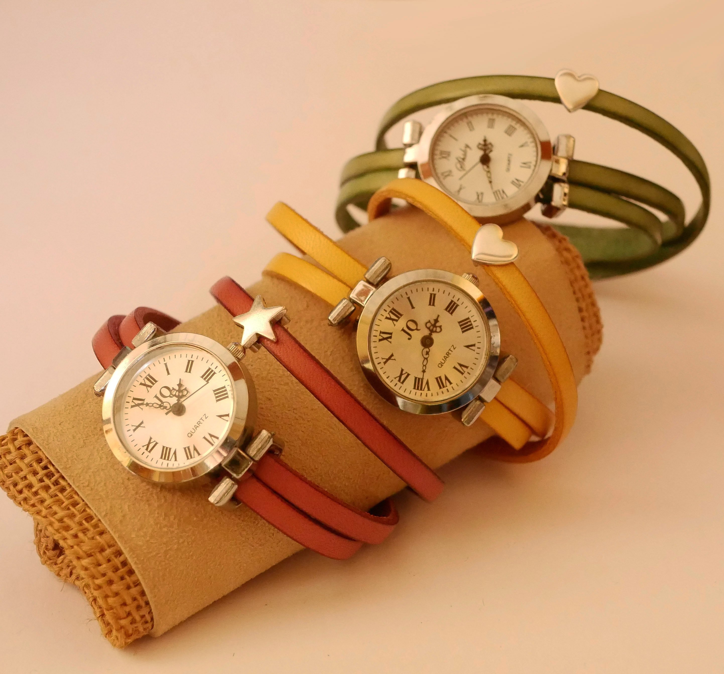 Horloge met 3-draaibare leren band en zilverkleurige wijzerplaat 