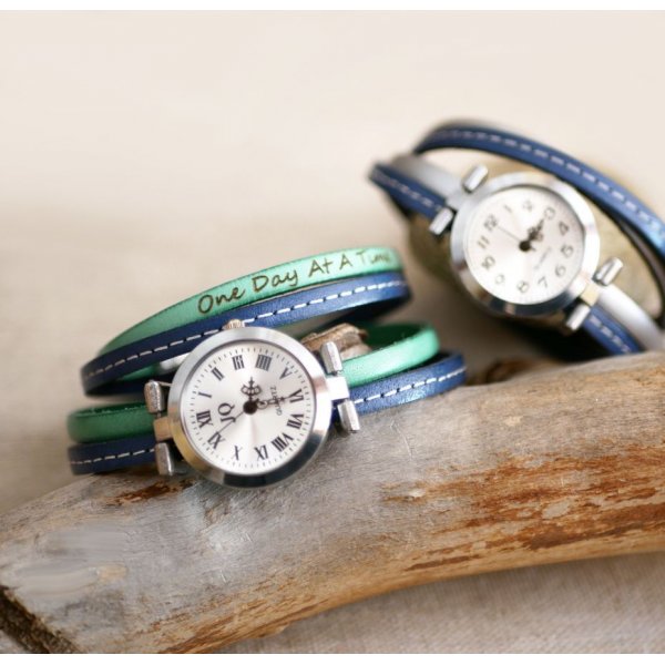 Horloge met dubbele lederen band met blauwe stiksels en een tweede kleur naar keuze te personaliseren 