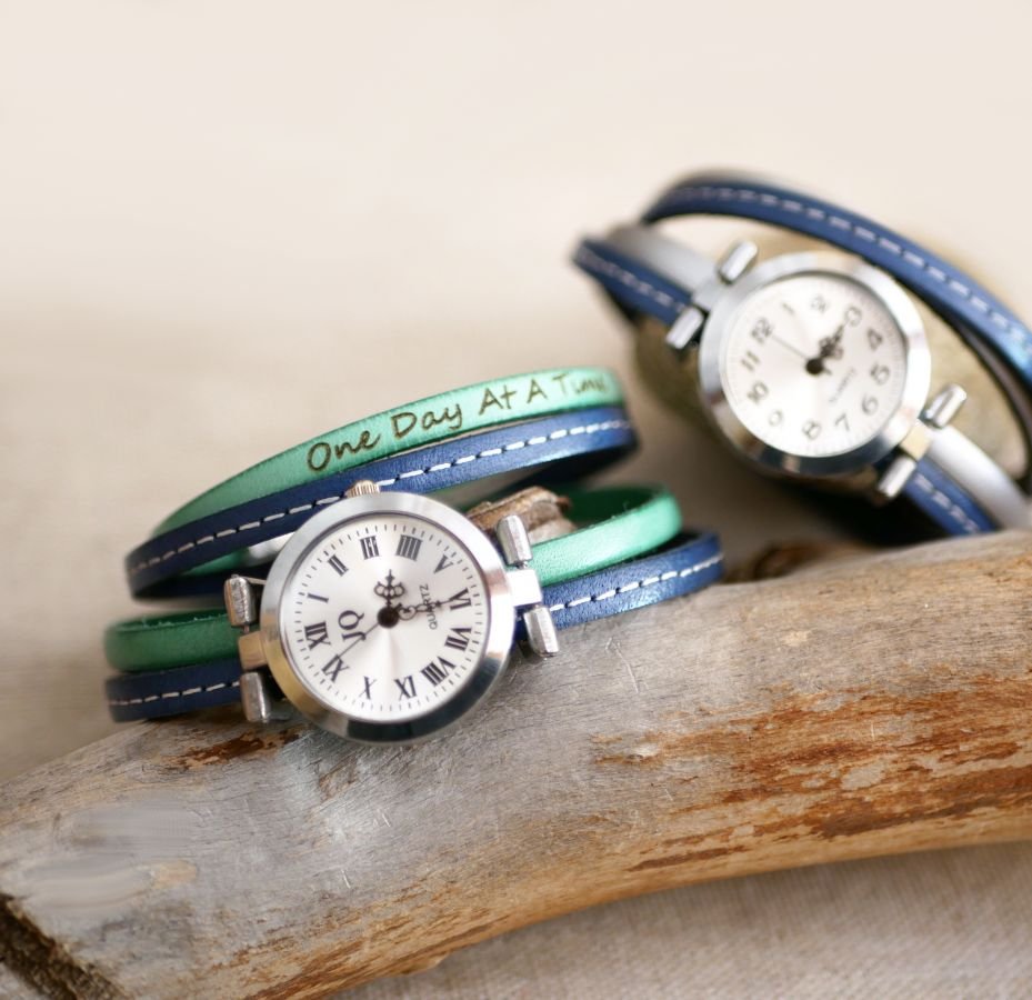 Horloge met dubbele lederen band met blauwe stiksels en een tweede kleur naar keuze te personaliseren 
