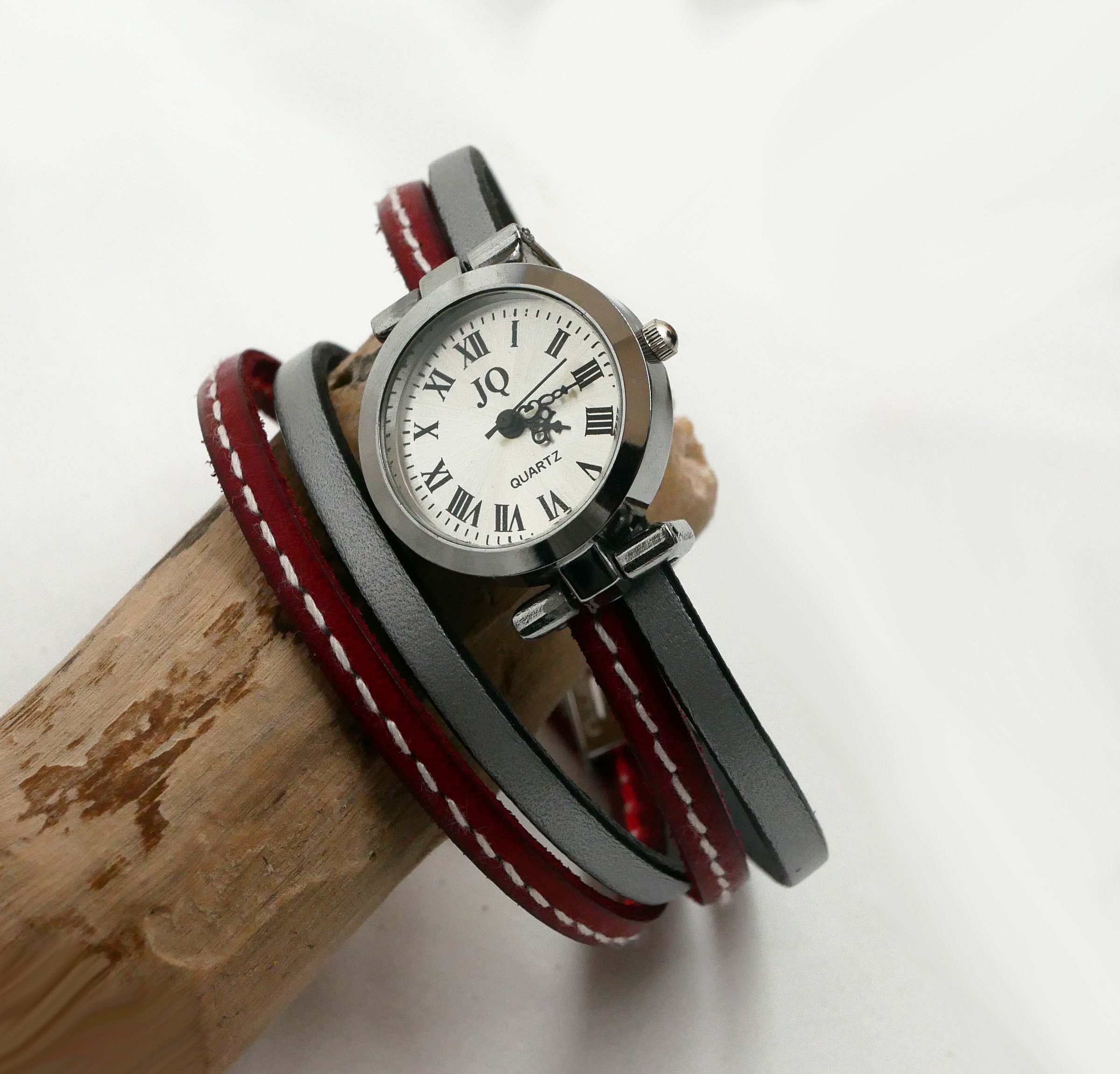 Rood horloge met dubbele leren band en stiksels 