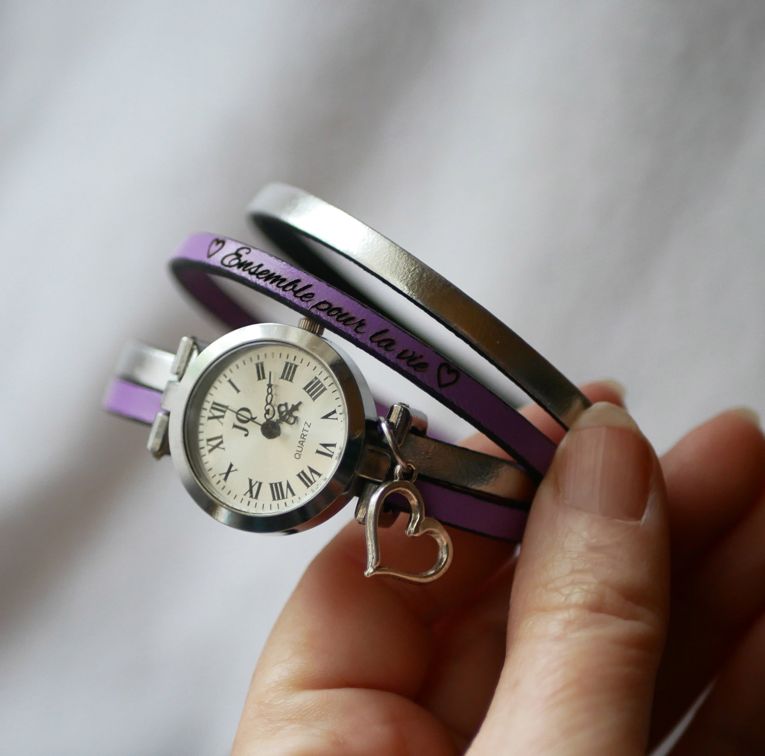 Horloge met dubbele lederen band, zilveren wijzerplaat, kleur naar keuze, te personaliseren 