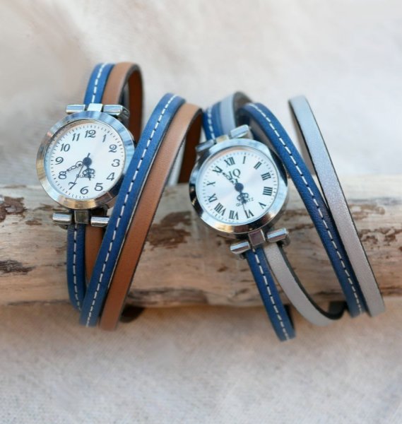 Horloge met dubbele lederen band met blauwe stiksels en een tweede kleur naar keuze te personaliseren 