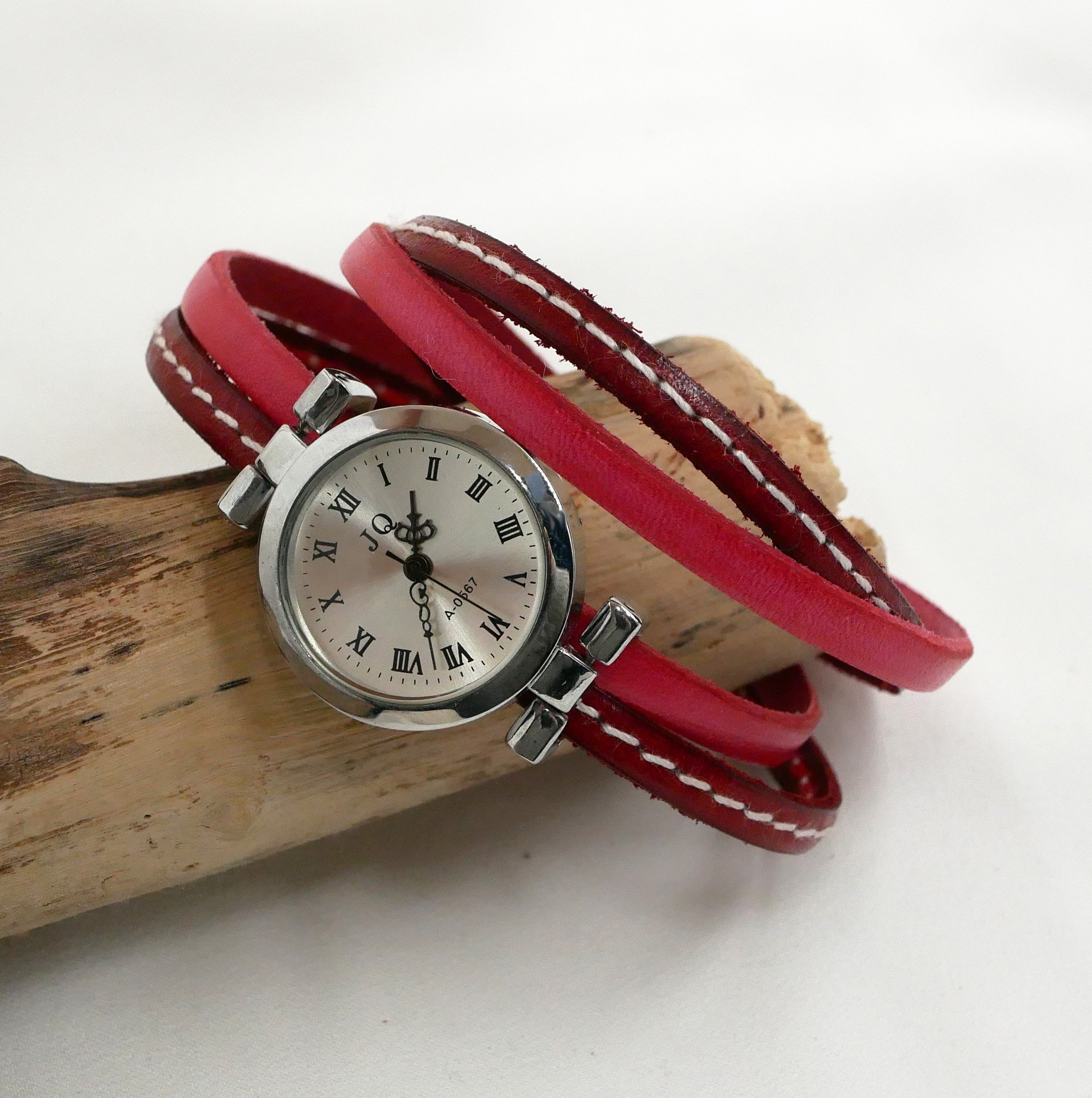 Rood horloge met dubbele leren band en stiksels 