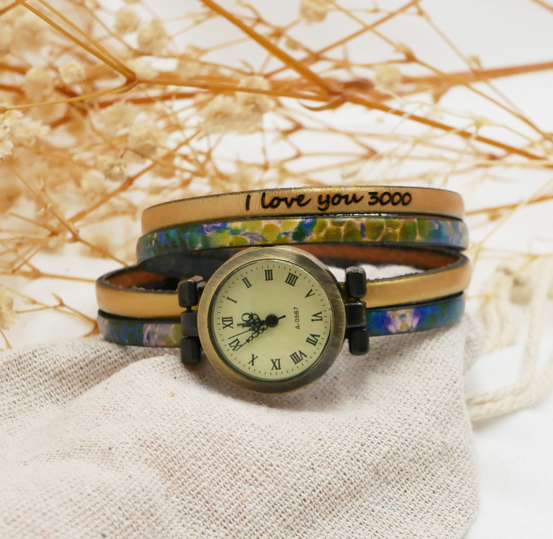 Dubbel lederen horloge met impressionistische opdruk en kleur naar keuze om te personaliseren 
