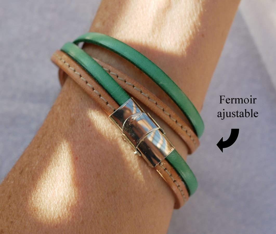 Horloge met dubbele lederen band met natuurlijke stiksels en een tweede kleur naar keuze om te personaliseren 
