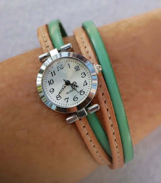 Horloge met dubbele lederen band met natuurlijke stiksels en een tweede kleur naar keuze om te personaliseren 