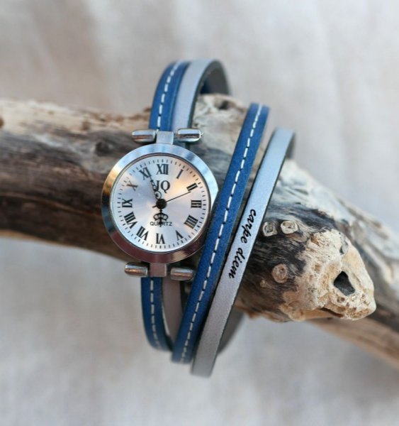 Horloge met dubbele lederen band met blauwe stiksels en een tweede kleur naar keuze te personaliseren 