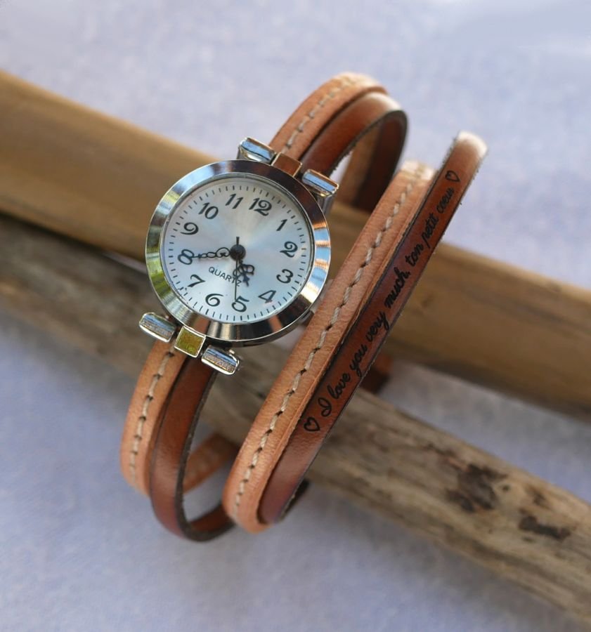 Horloge met dubbele lederen band met natuurlijke stiksels en een tweede kleur naar keuze om te personaliseren 