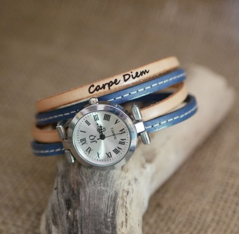 Horloge met dubbele lederen band met blauwe stiksels en een tweede kleur naar keuze te personaliseren 