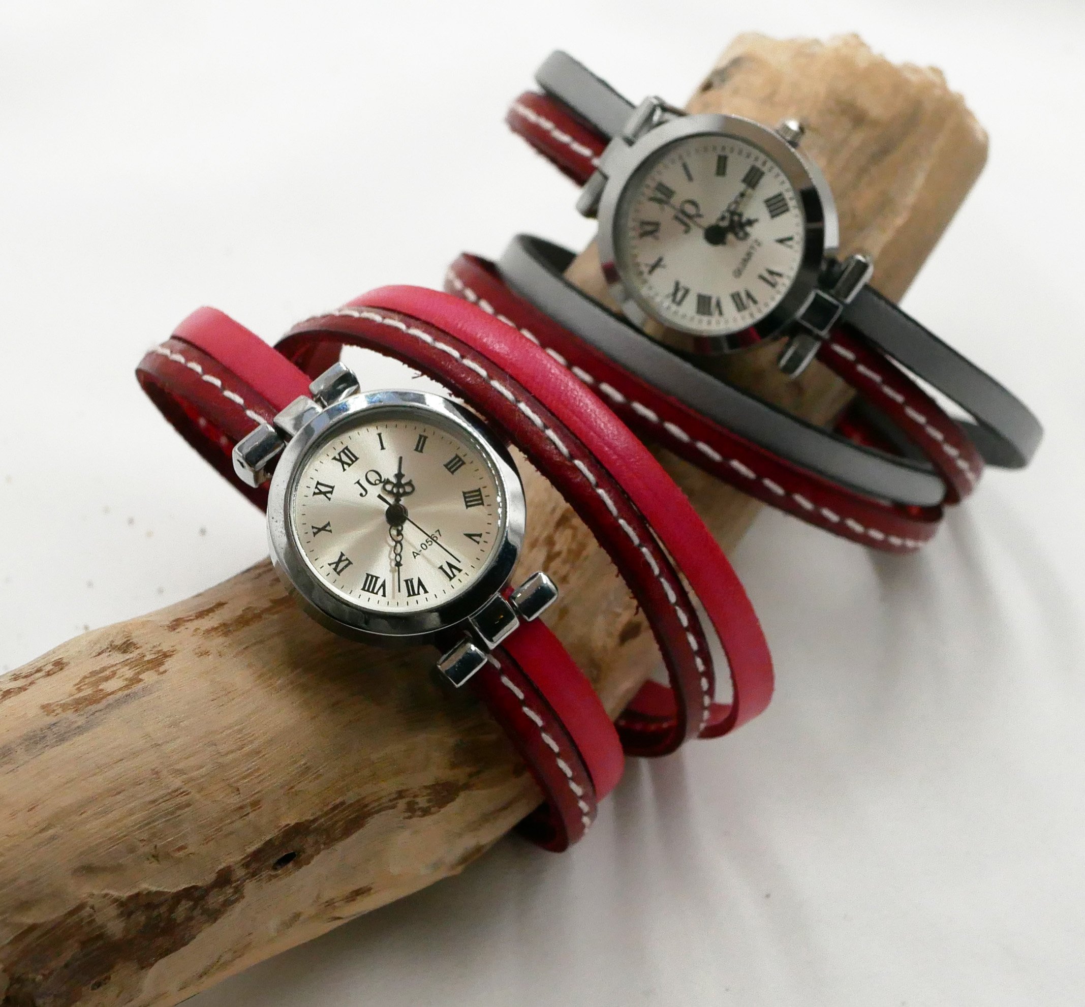 Rood horloge met dubbele leren band en stiksels 