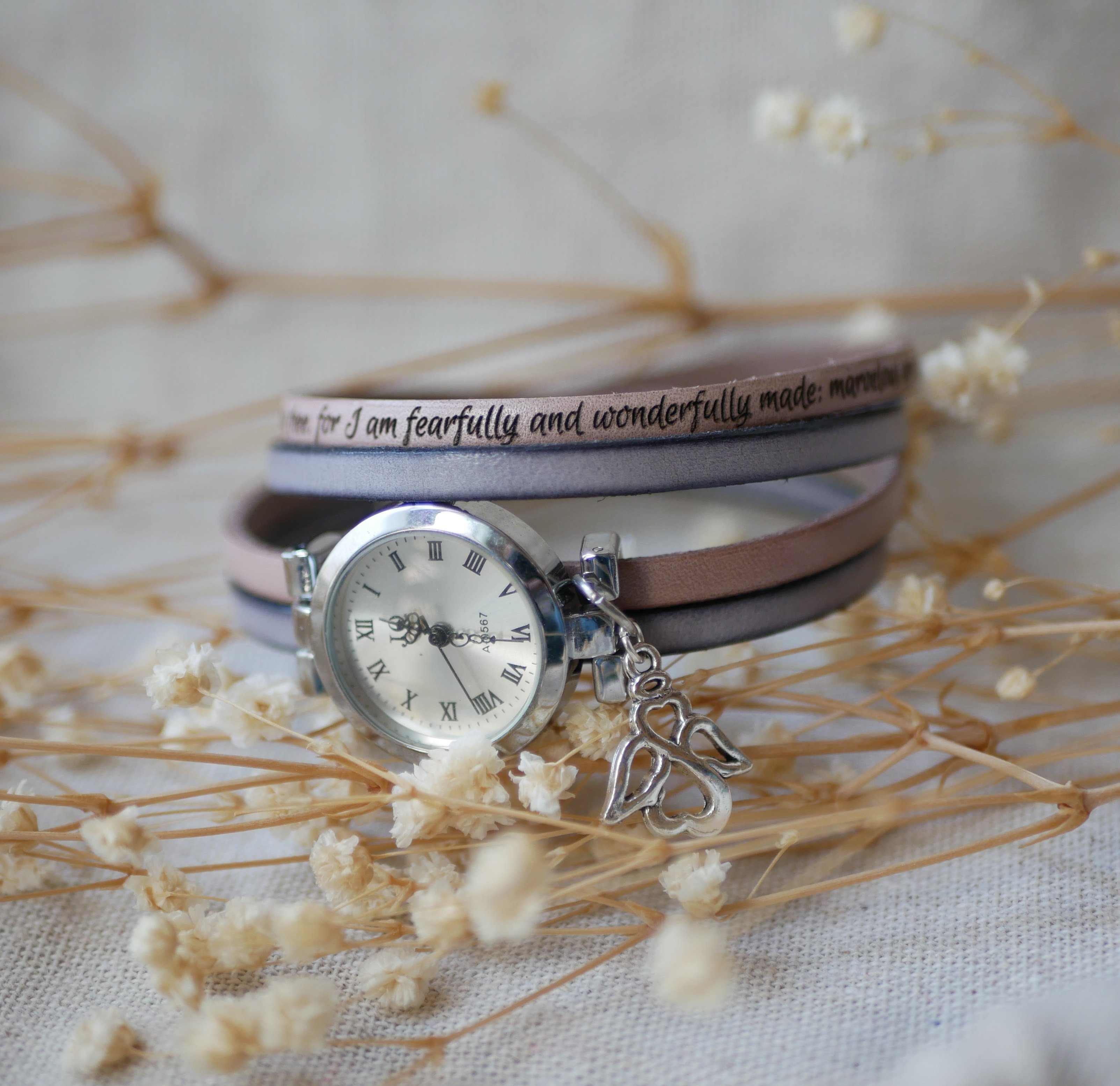 Horloge met dubbele lederen band, zilveren wijzerplaat, kleur naar keuze, te personaliseren 
