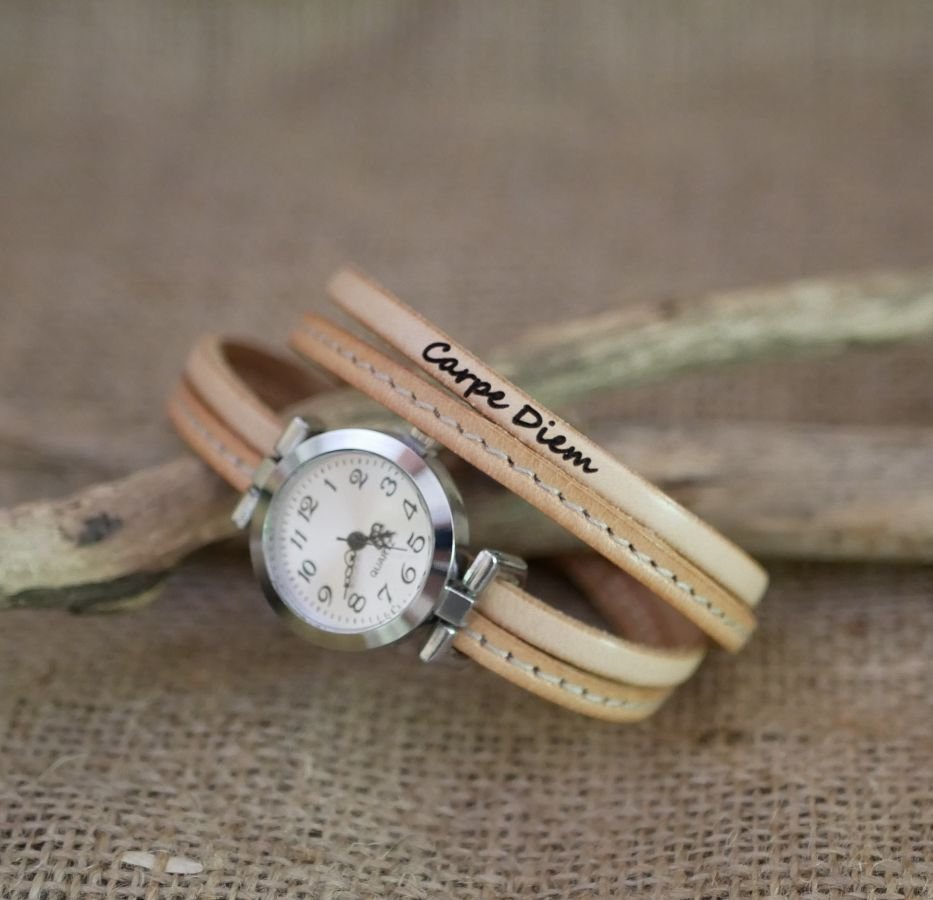 Horloge met dubbele lederen band met natuurlijke stiksels en een tweede kleur naar keuze om te personaliseren 