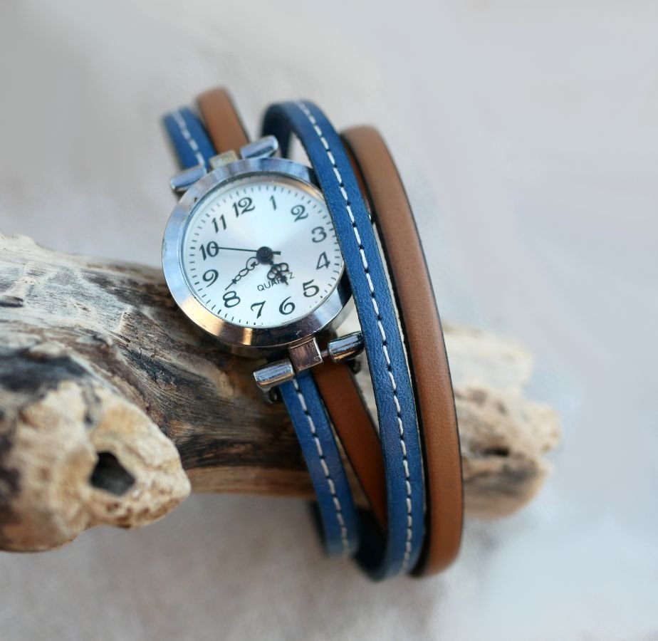 Horloge met dubbele lederen band met blauwe stiksels en een tweede kleur naar keuze te personaliseren 