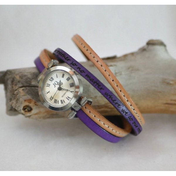 Horloge met dubbele lederen band met natuurlijke stiksels en een tweede kleur naar keuze om te personaliseren 