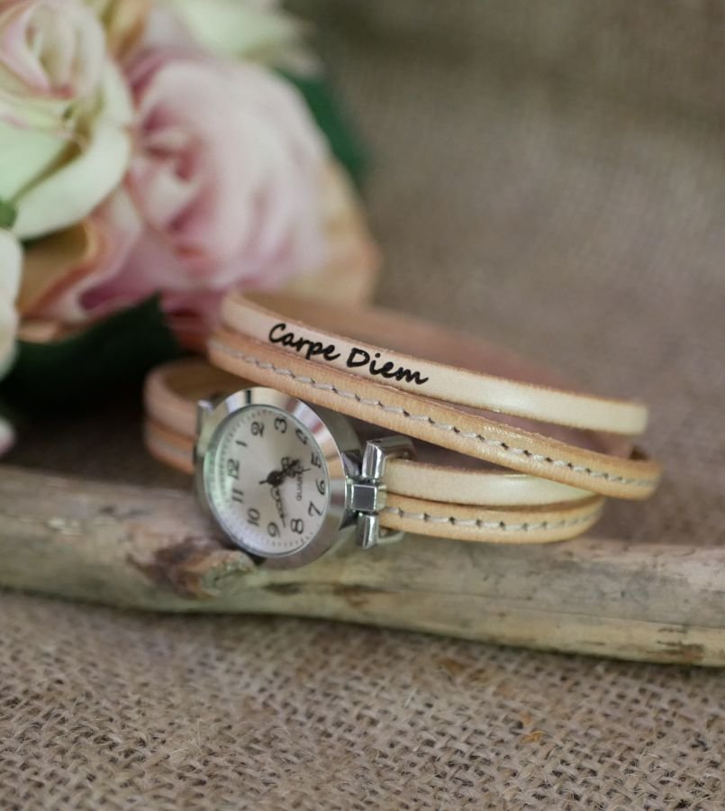Horloge met dubbele lederen band met natuurlijke stiksels en een tweede kleur naar keuze om te personaliseren 