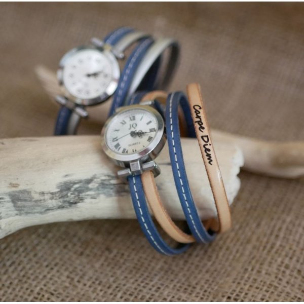 Horloge met dubbele lederen band met blauwe stiksels en een tweede kleur naar keuze te personaliseren 