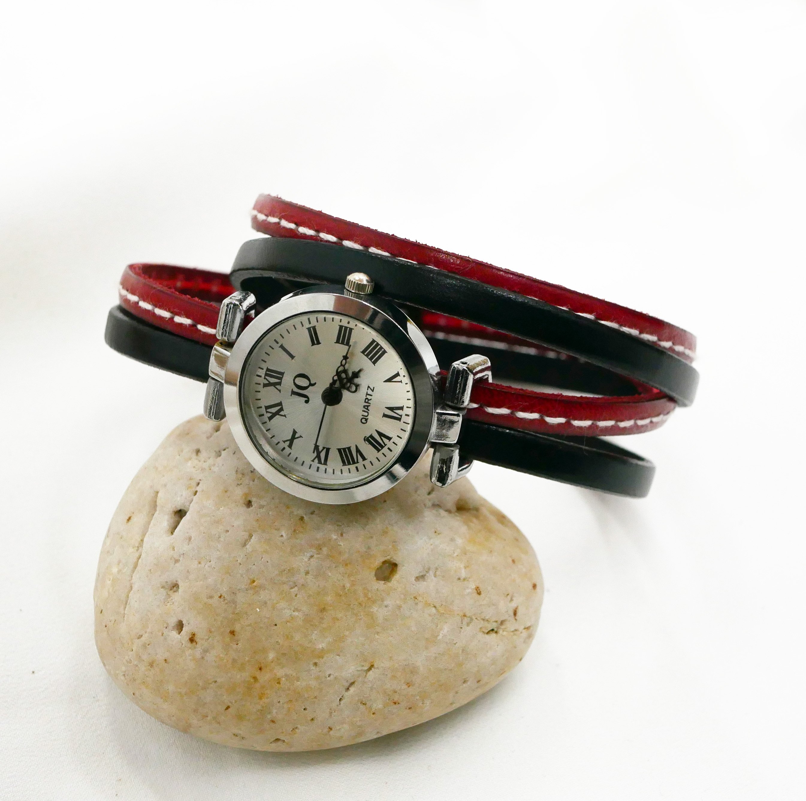 Rood horloge met dubbele leren band en stiksels 