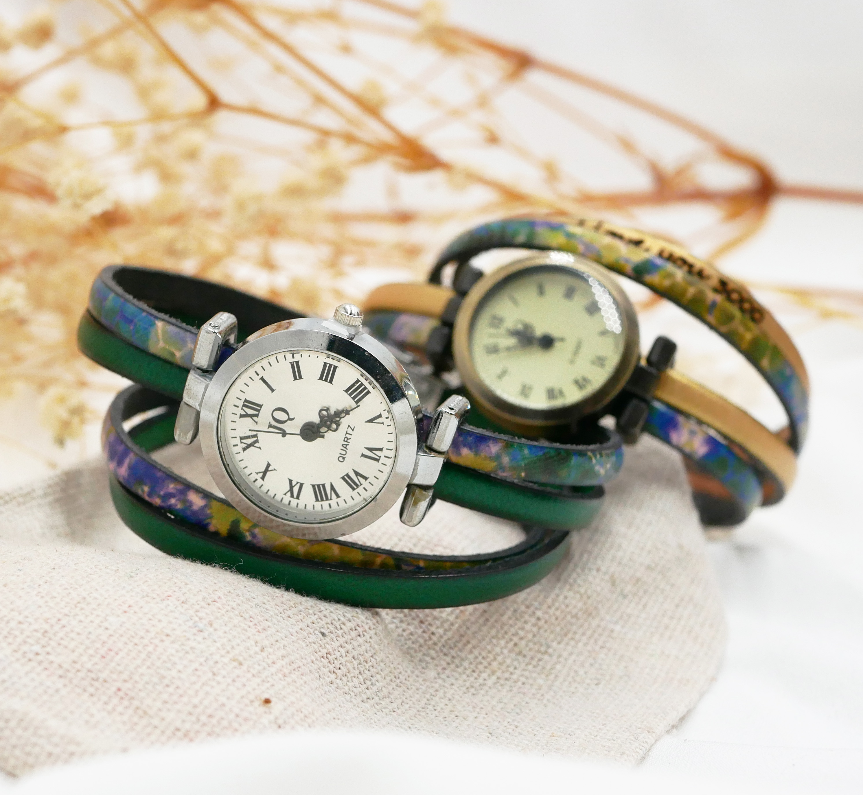 Dubbel lederen horloge met impressionistische opdruk en kleur naar keuze om te personaliseren 