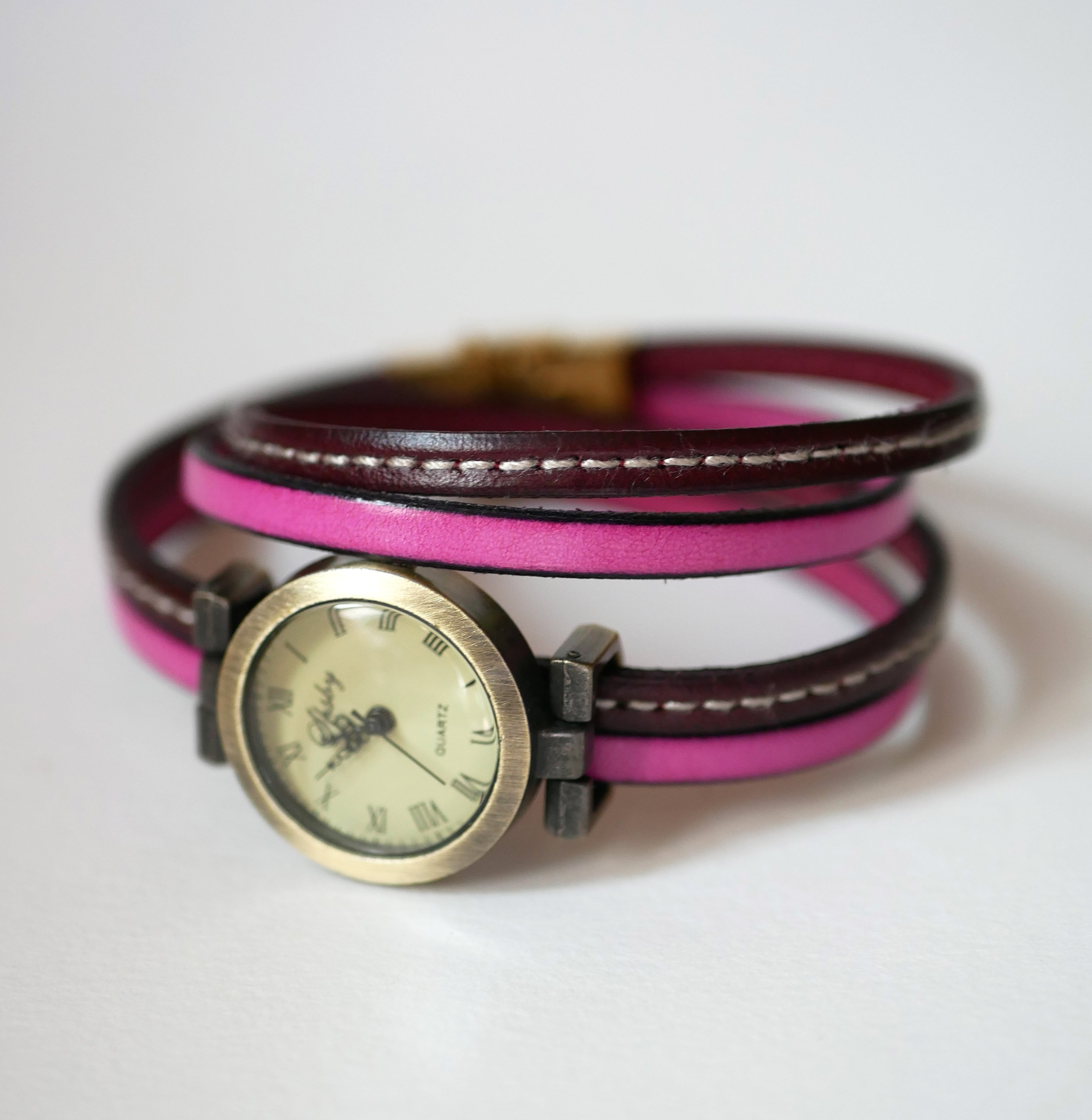 Dubbel wrap-around horloge met bruin lederen duo met stiksels om te personaliseren