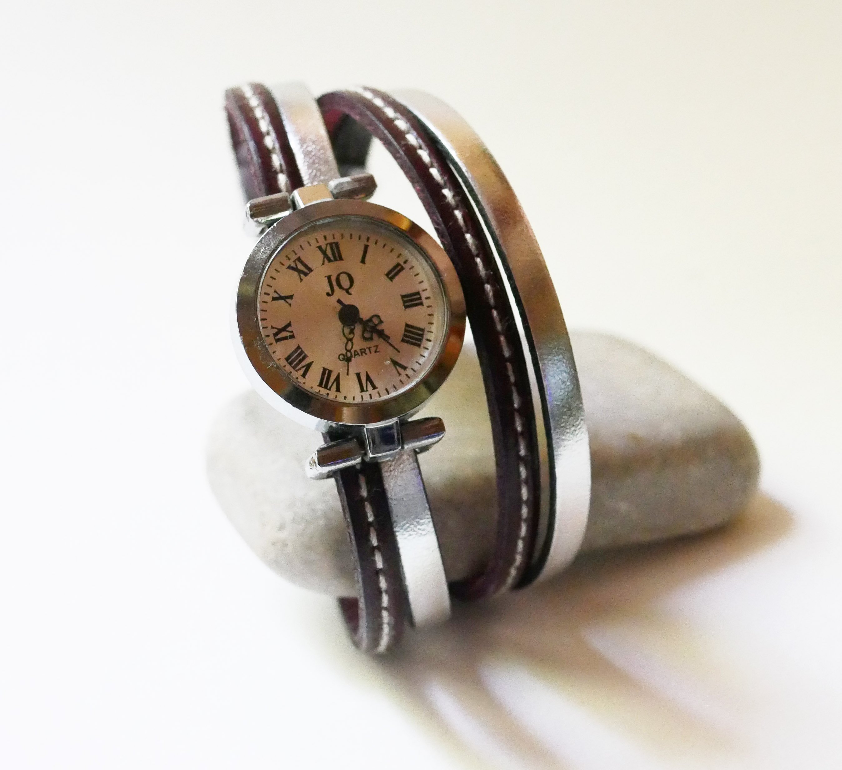 Dubbel wrap-around horloge met bruin lederen duo met stiksels om te personaliseren