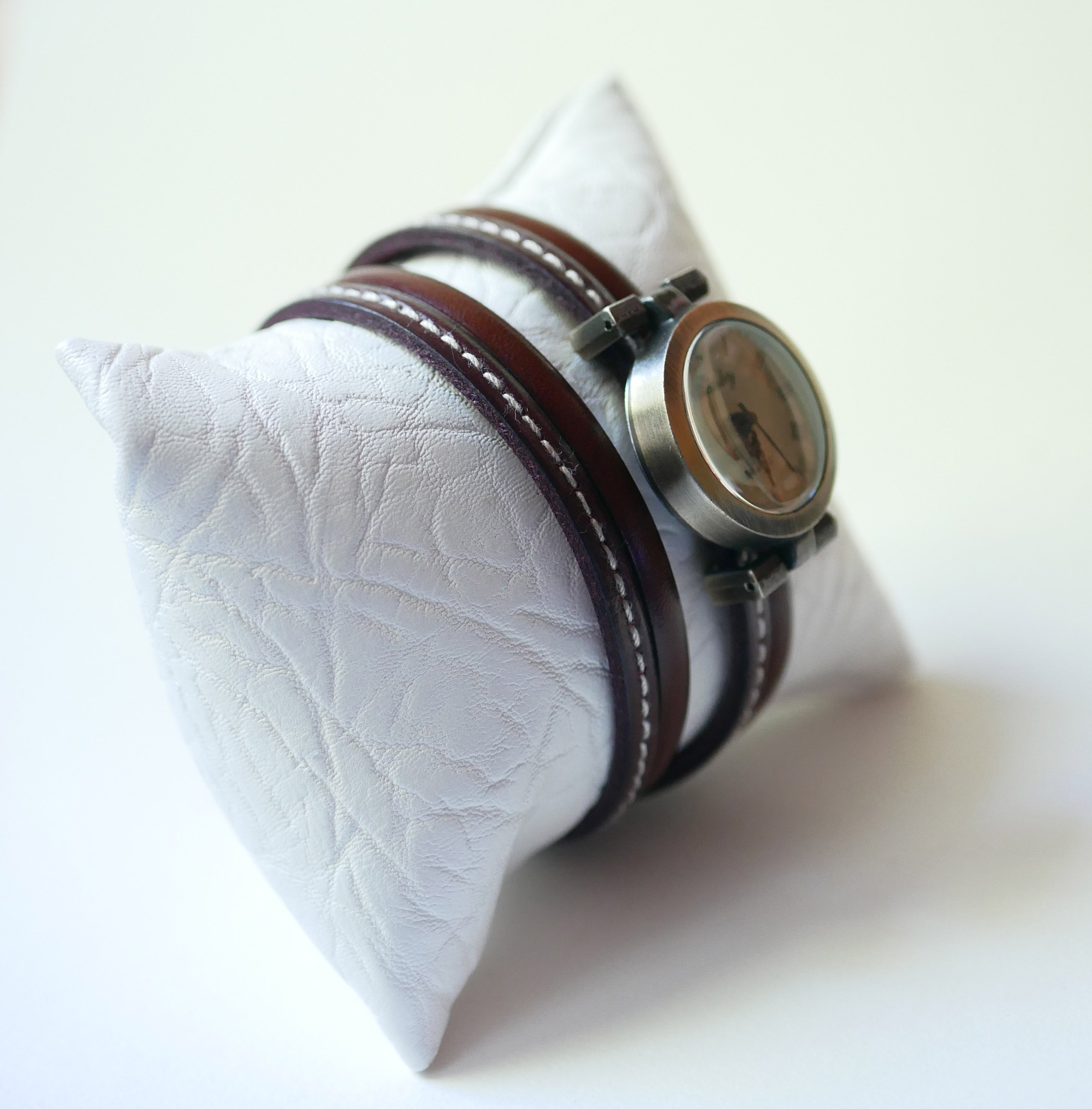 Dubbel wrap-around horloge met bruin lederen duo met stiksels om te personaliseren