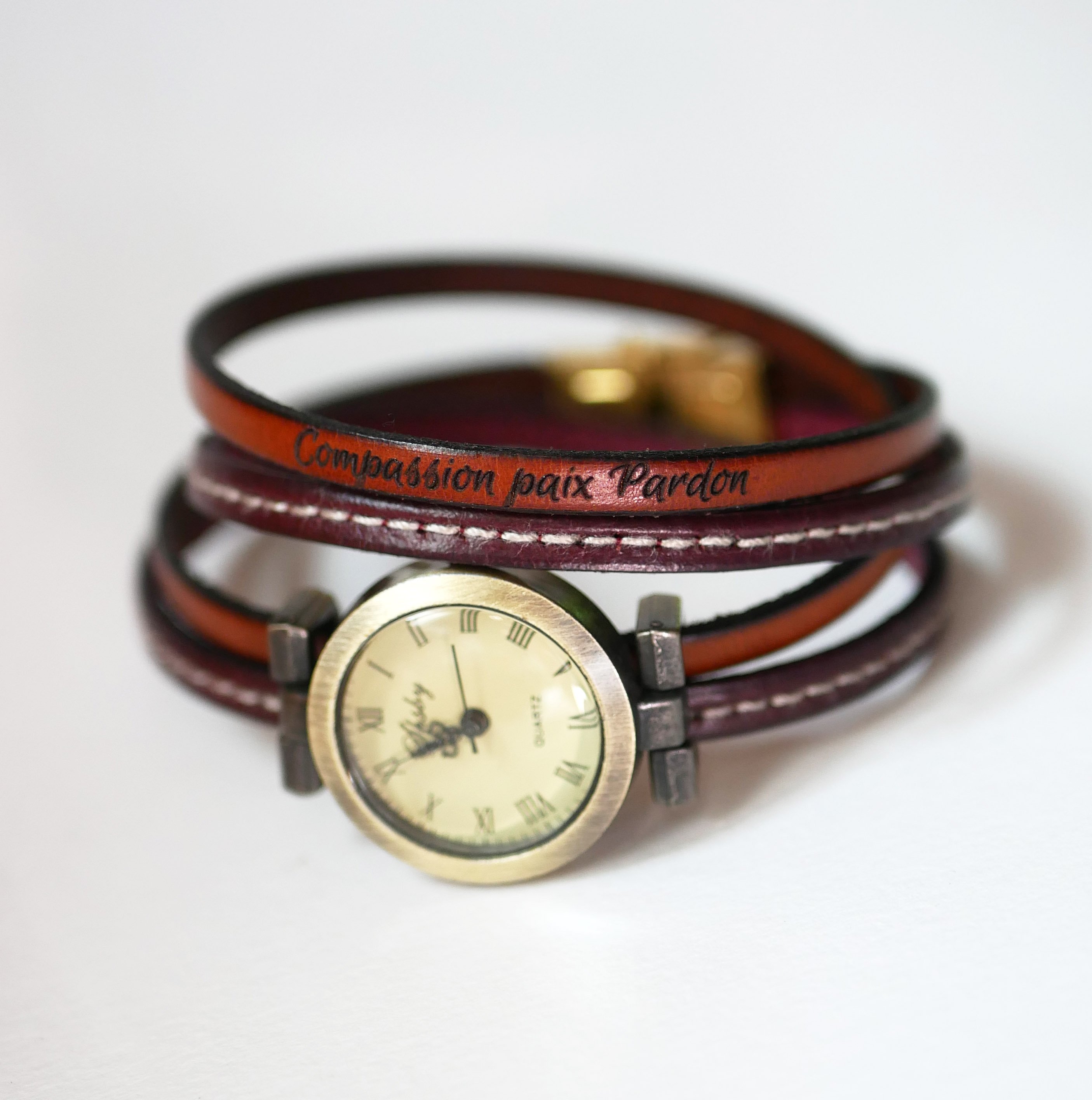 Dubbel wrap-around horloge met bruin lederen duo met stiksels om te personaliseren