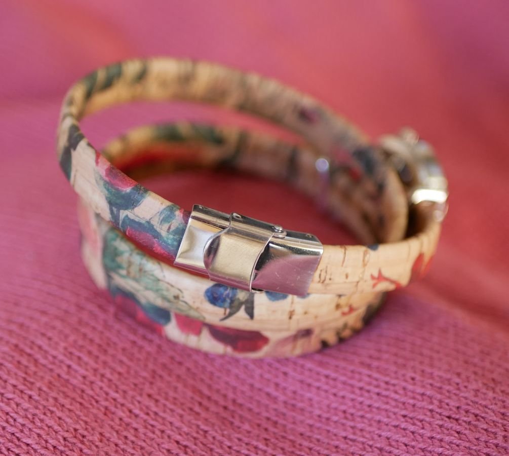 Gebloemd kurk armband horloge 3 slagen met rode parel bedel 