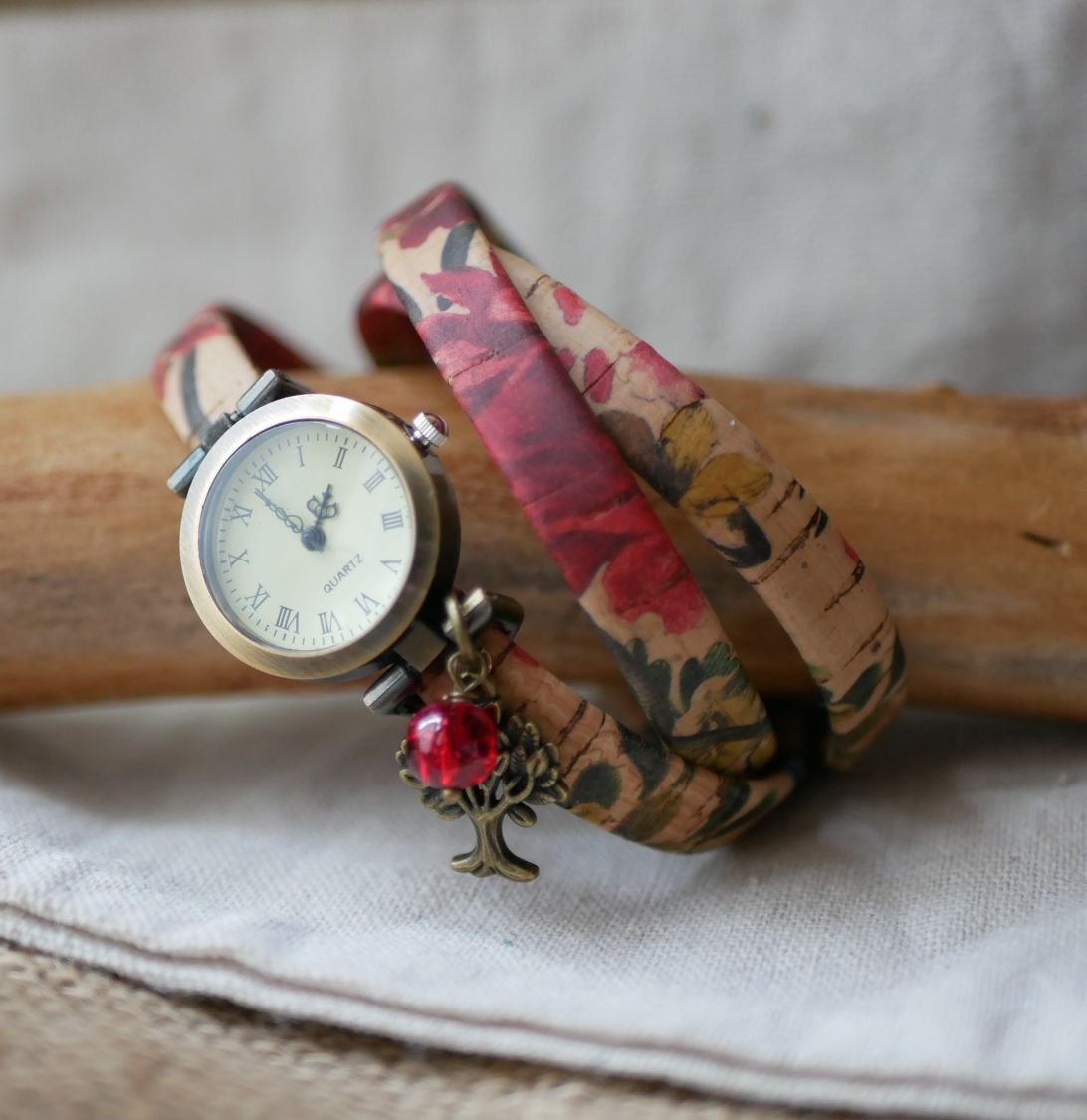 Gebloemd kurk armband horloge 3 slagen met rode parel bedel 