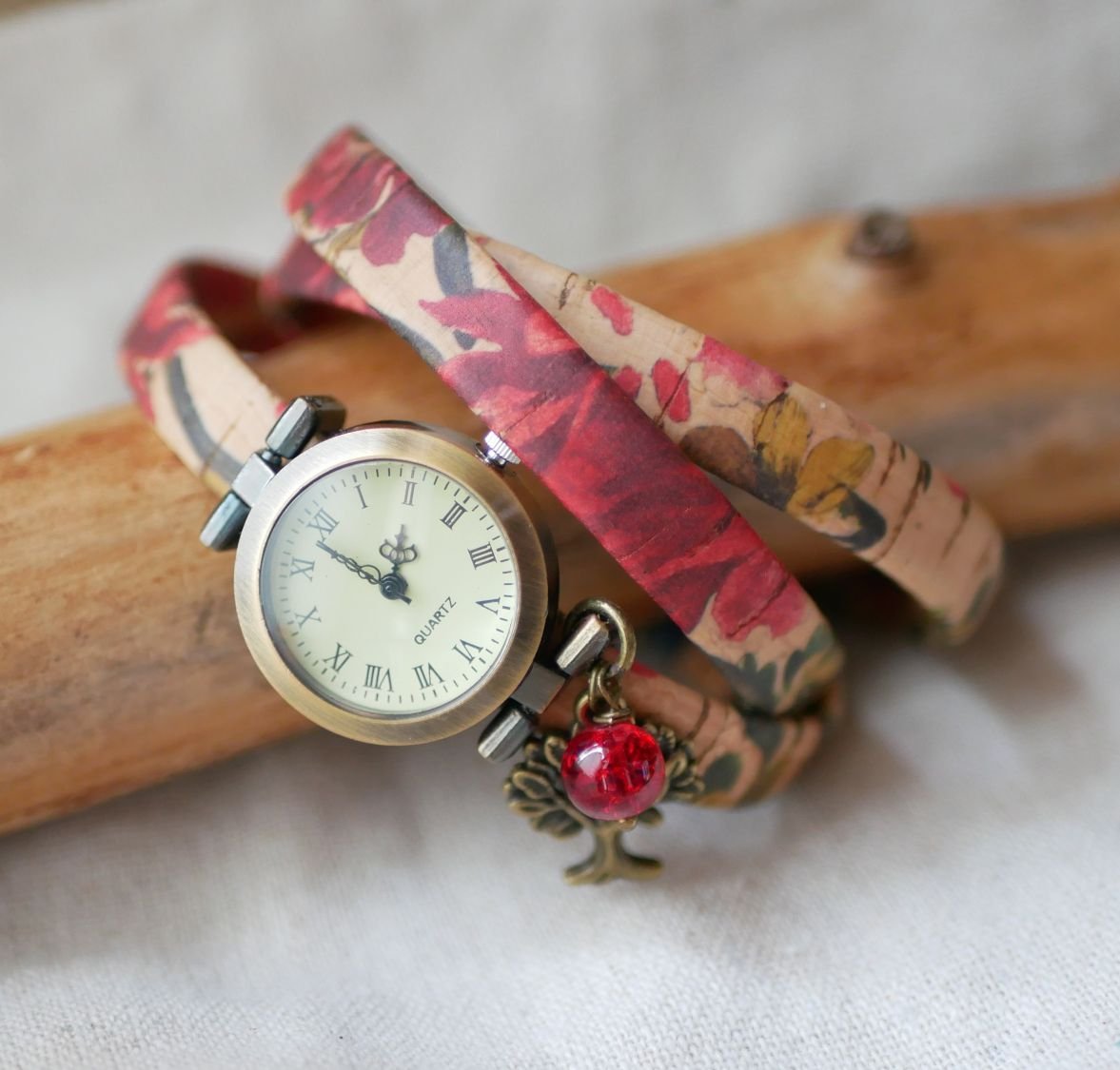 Gebloemd kurk armband horloge 3 slagen met rode parel bedel 
