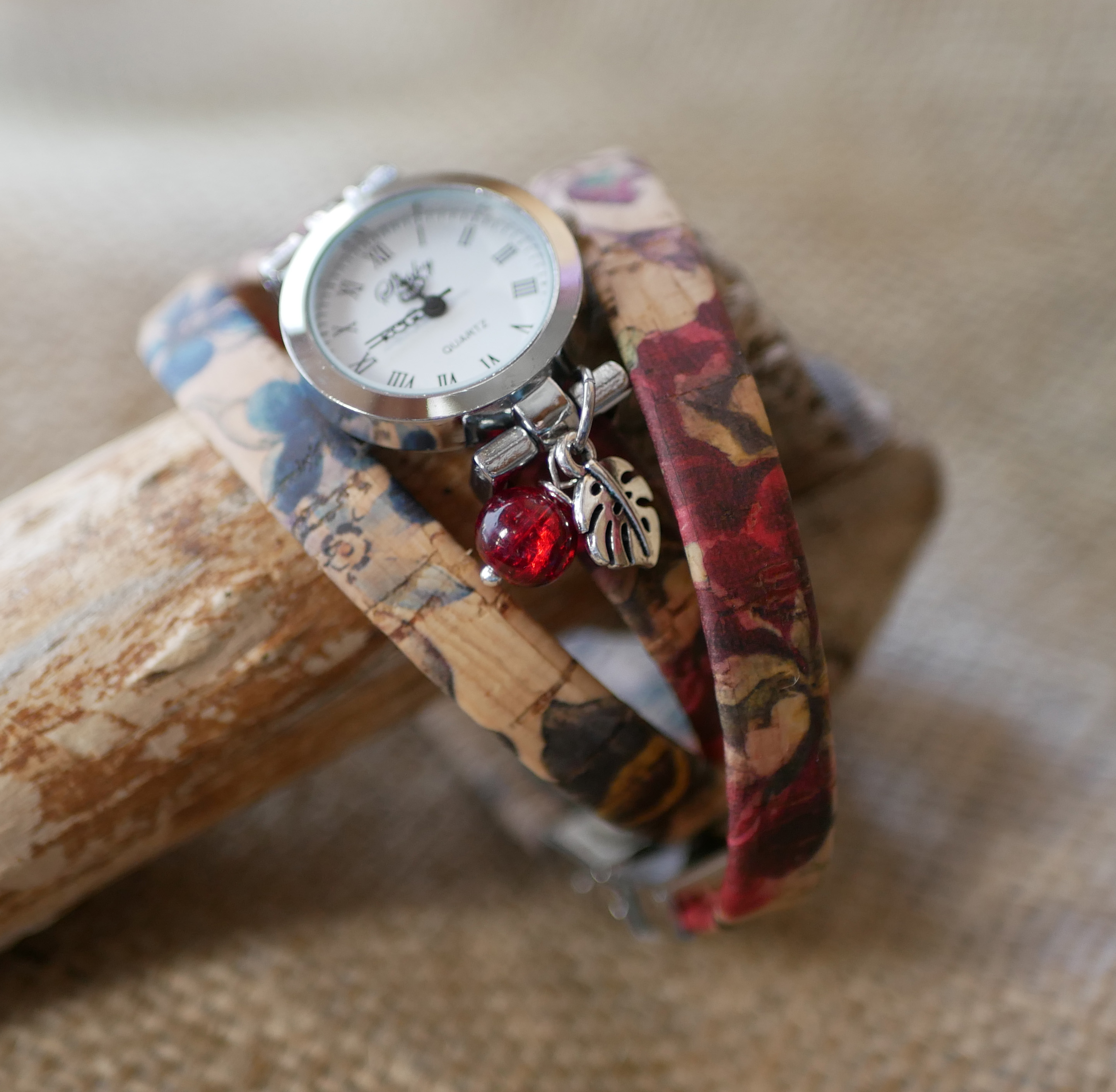 Gebloemd kurk armband horloge met rode parel bedel 