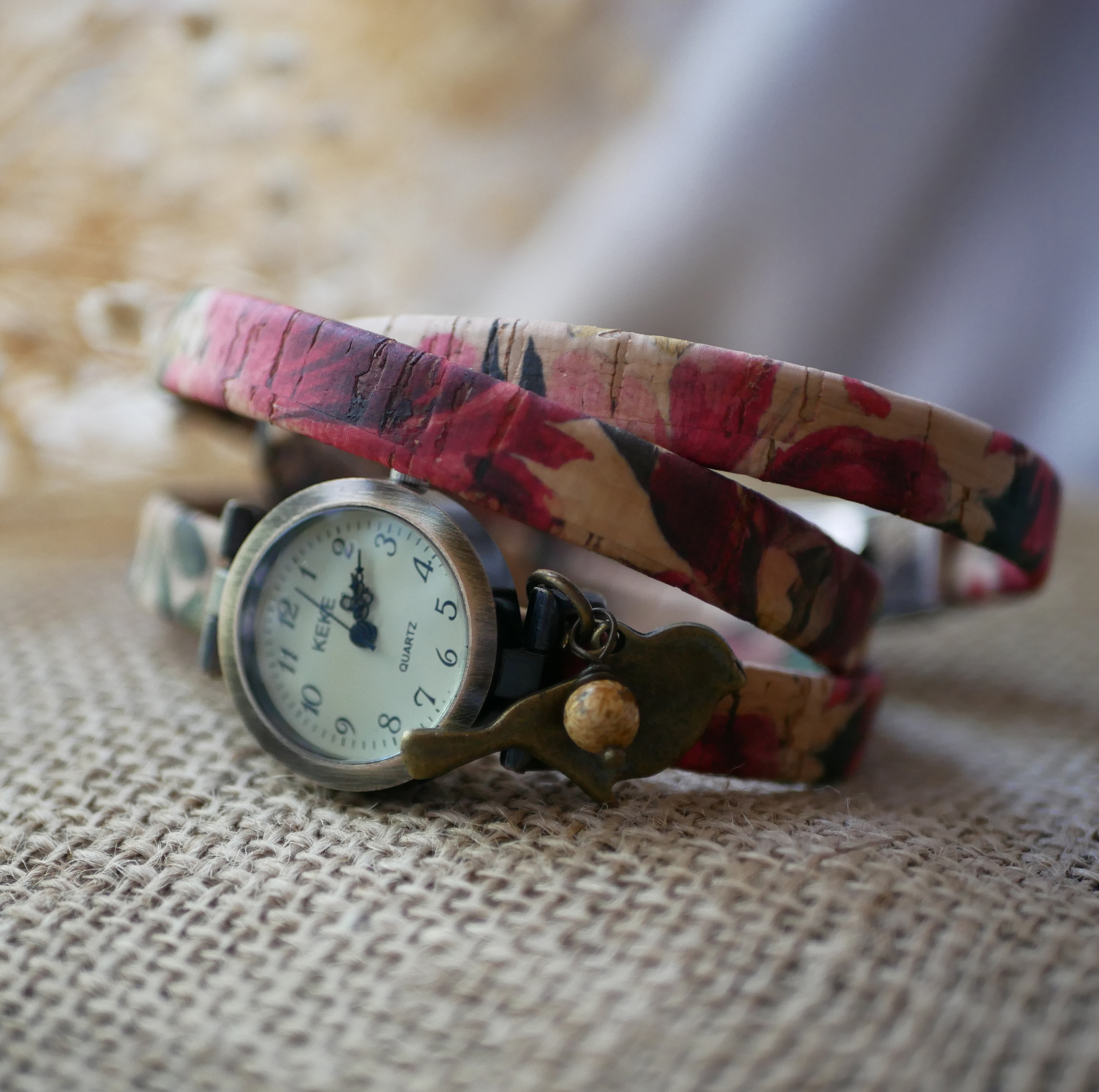Gebloemd kurk armband horloge 3 slagen met rode parel bedel 