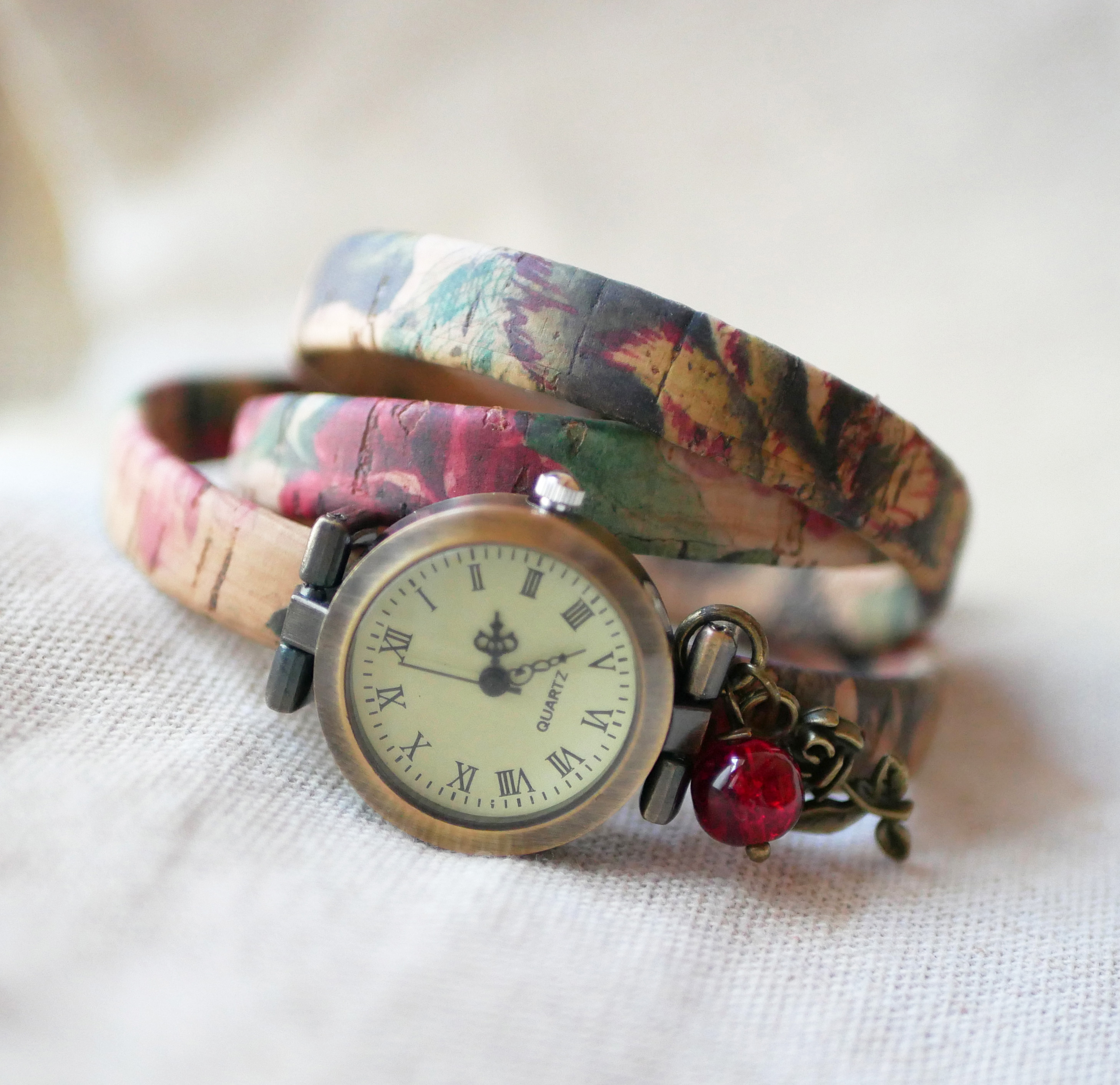Gebloemd kurk armband horloge 3 slagen met rode parel bedel 