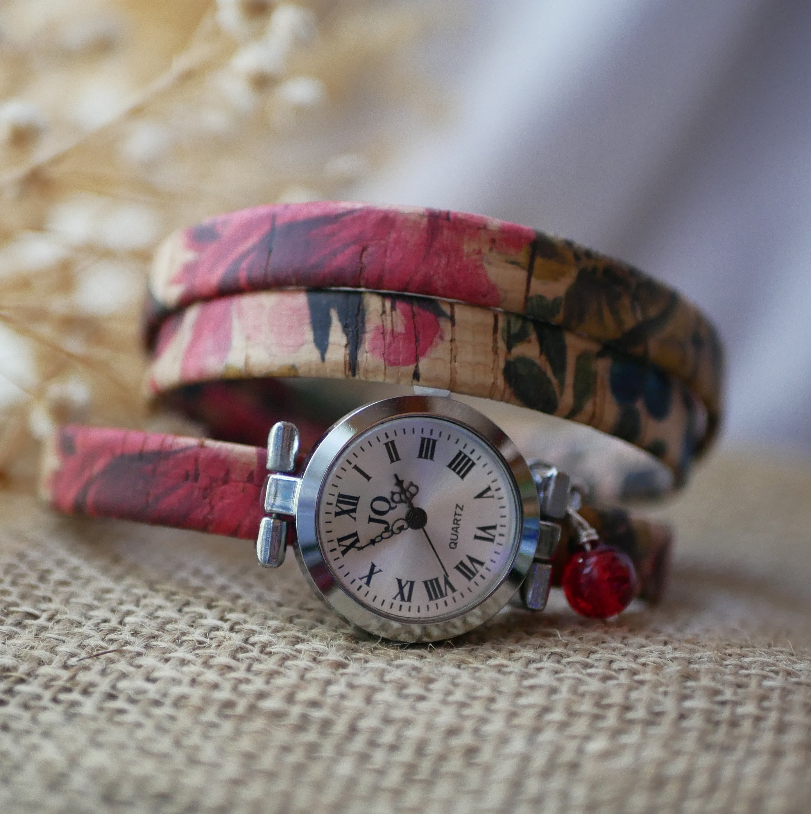 Gebloemd kurk armband horloge met rode parel bedel 