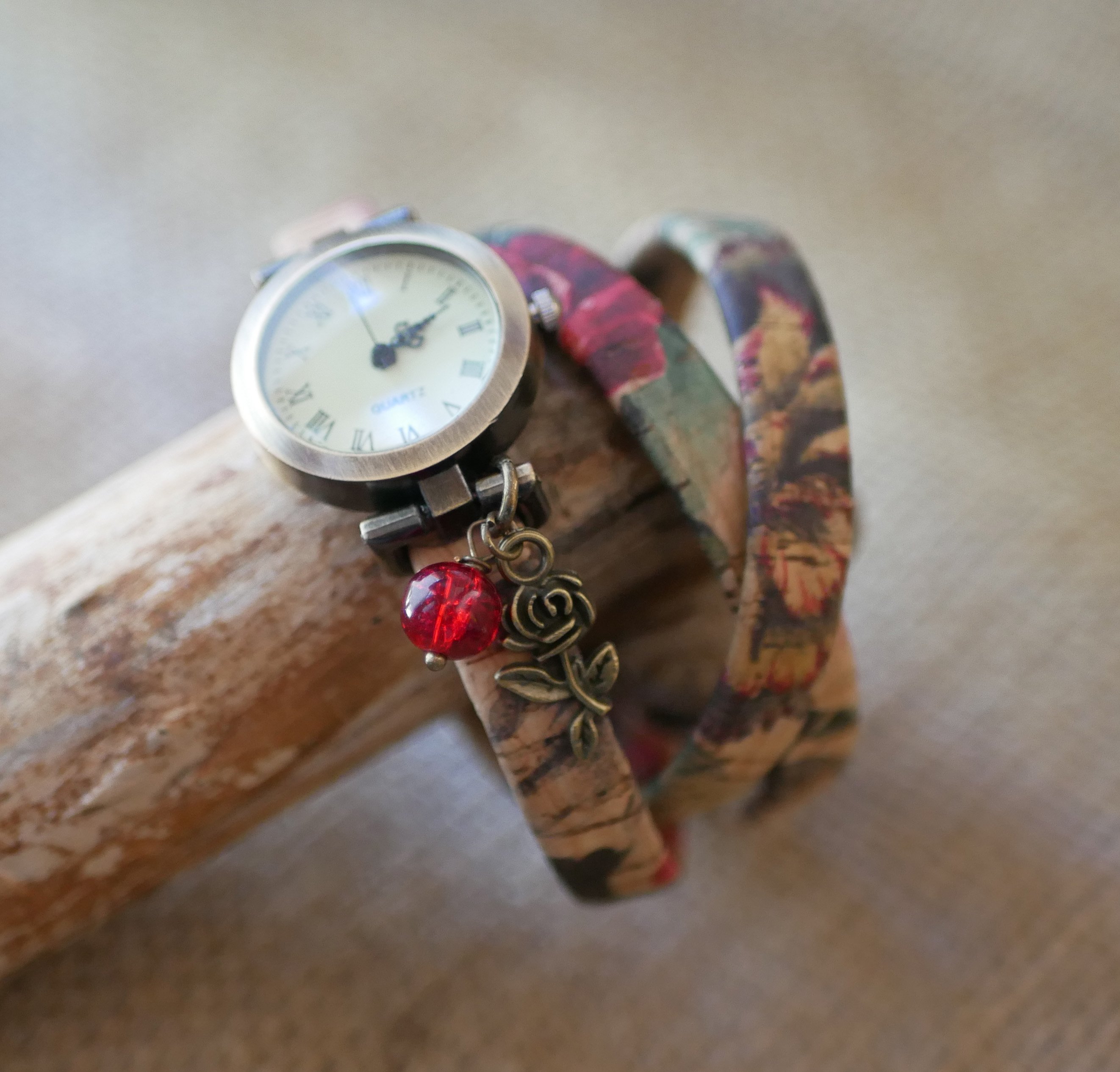 Gebloemd kurk armband horloge 3 slagen met rode parel bedel 