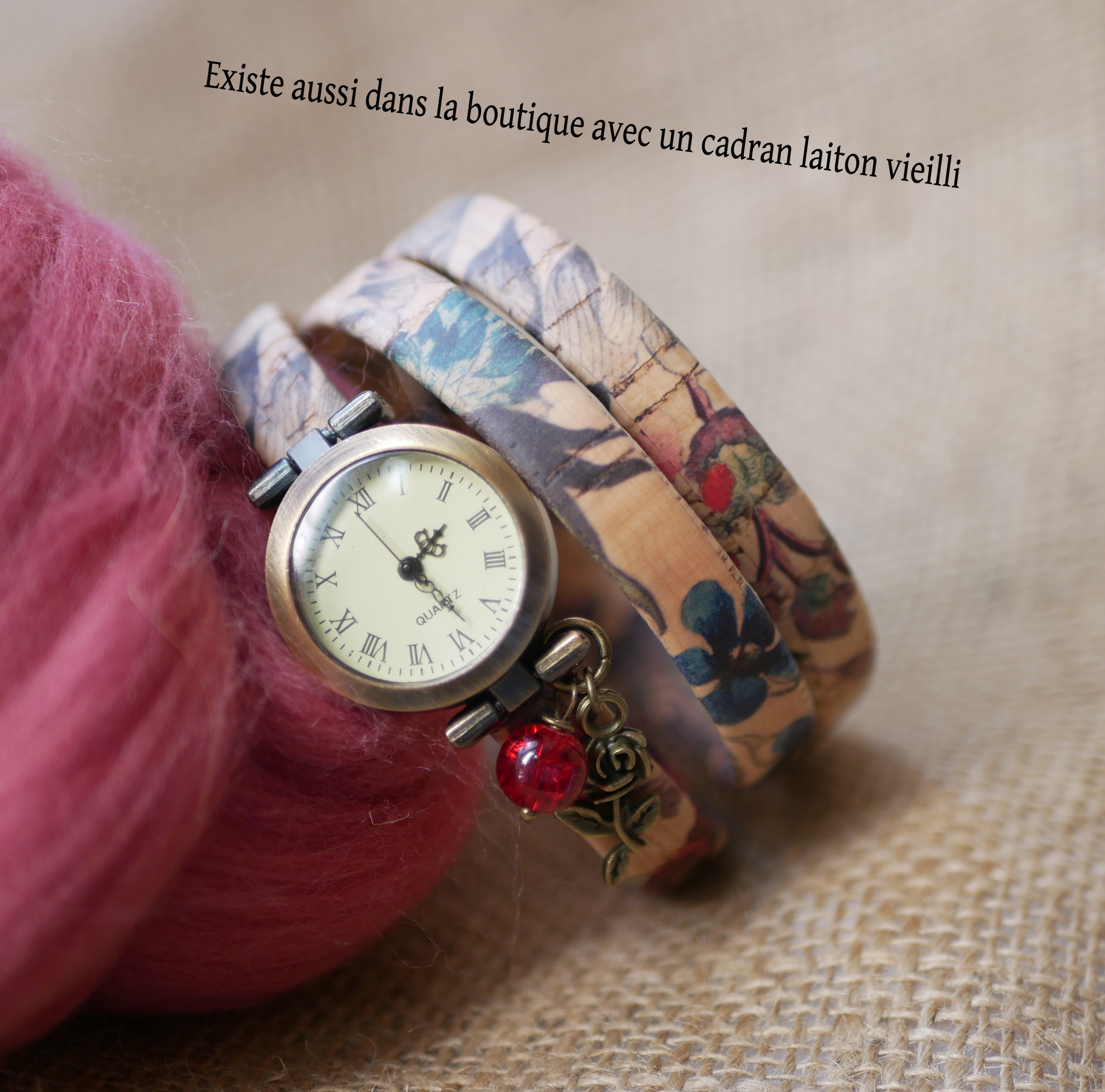 Gebloemd kurk armband horloge met rode parel bedel 