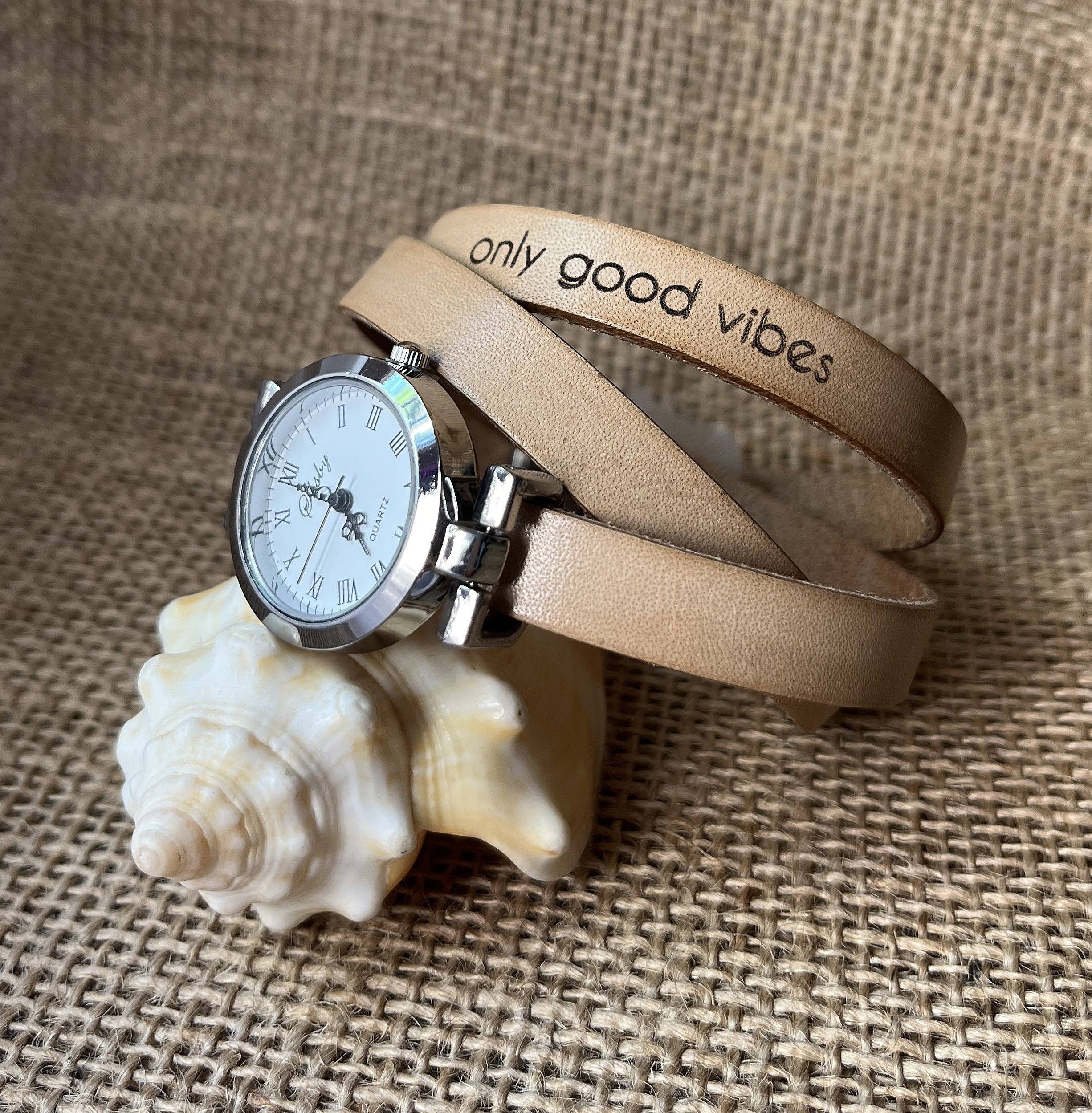 Aanpasbaar multi-turn horloge met zilveren wijzerplaat 