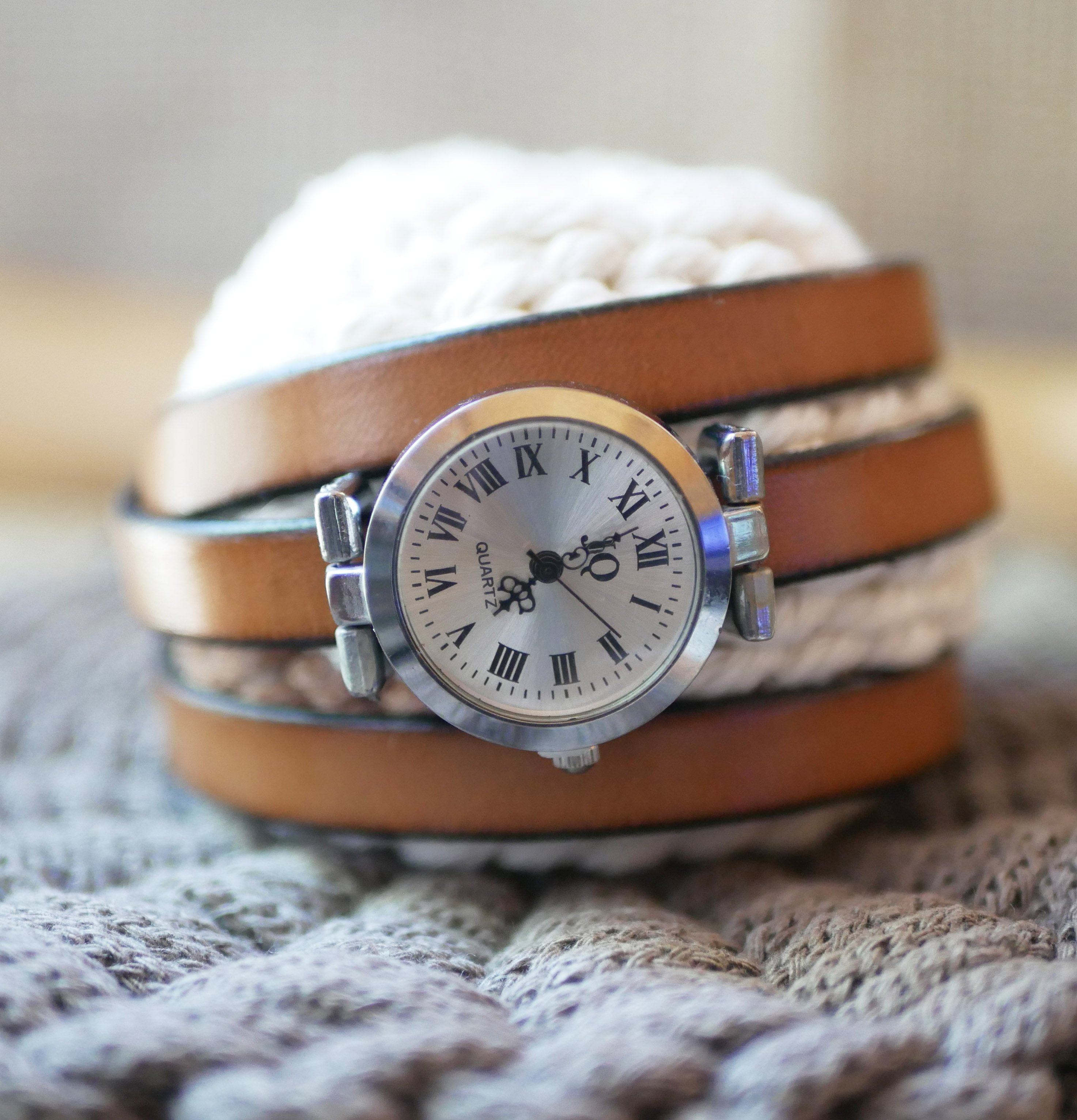 Aanpasbaar multi-turn horloge met zilveren wijzerplaat 