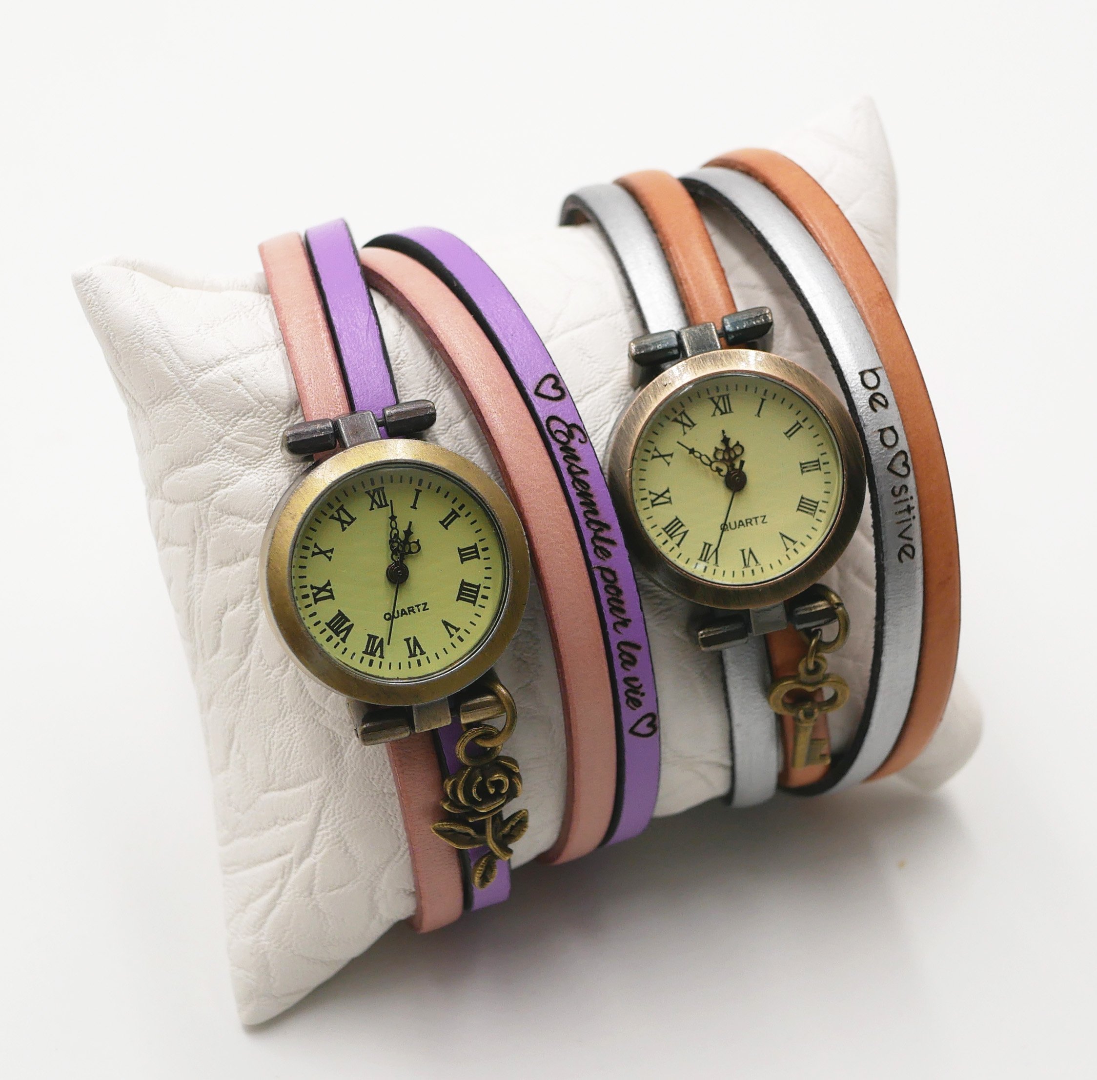 Op maat gemaakt horloge van dubbel draaiend leer met wijzerplaat in Arabische cijfers